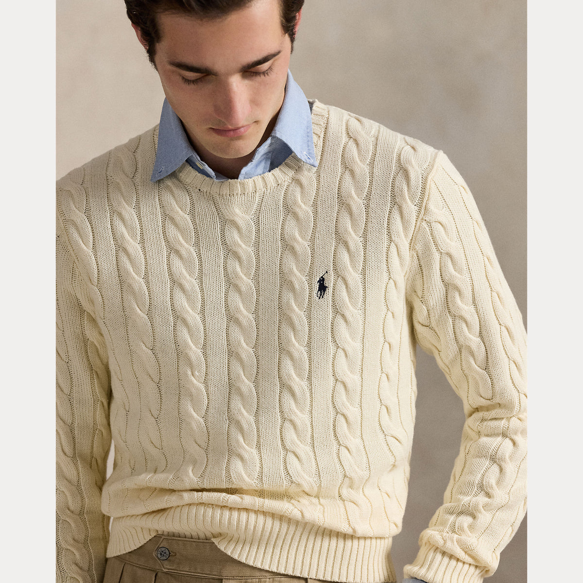 Polo Ralph Lauren miesten neule, LS DRIVE LONG SLEEVE PULLOVER Valkoinen, valkoinen palmikkoneule, pyöreä pääntie, pitkät hihat ja joustinneuleiset reunukset.