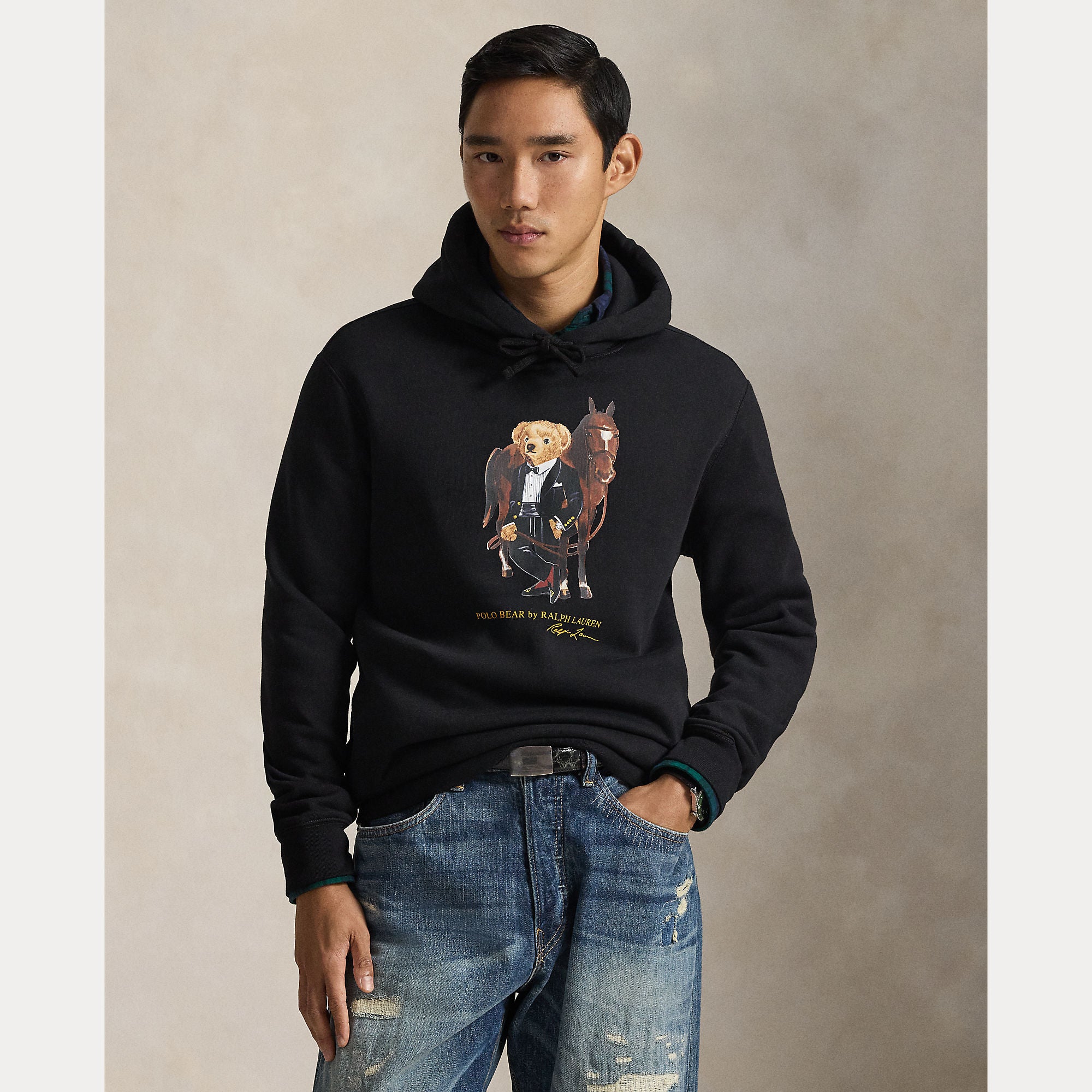 Polo Ralph Lauren miesten huppari Polo Bear Fleece Hoodie, musta, on pehmeää fleecemateriaalia oleva musta huppari, jossa edessä värikäs Polo Bear -kuvio ja säädettävä huppu.