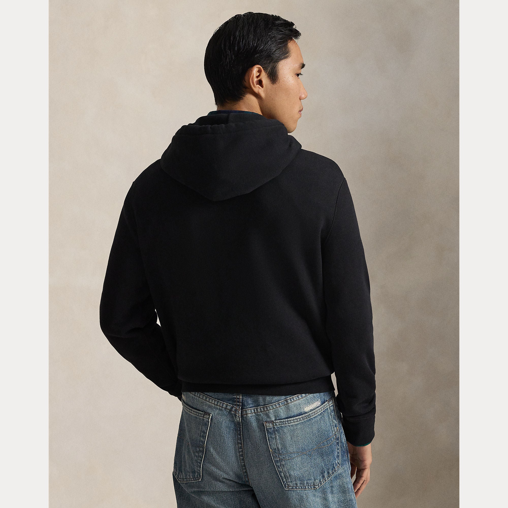 Polo Ralph Lauren miesten huppari Polo Bear Fleece Hoodie, musta, pehmeää fleece-materiaalia, kapeasti istuva leikkaus ja hupullinen takamusta kuvattuna.