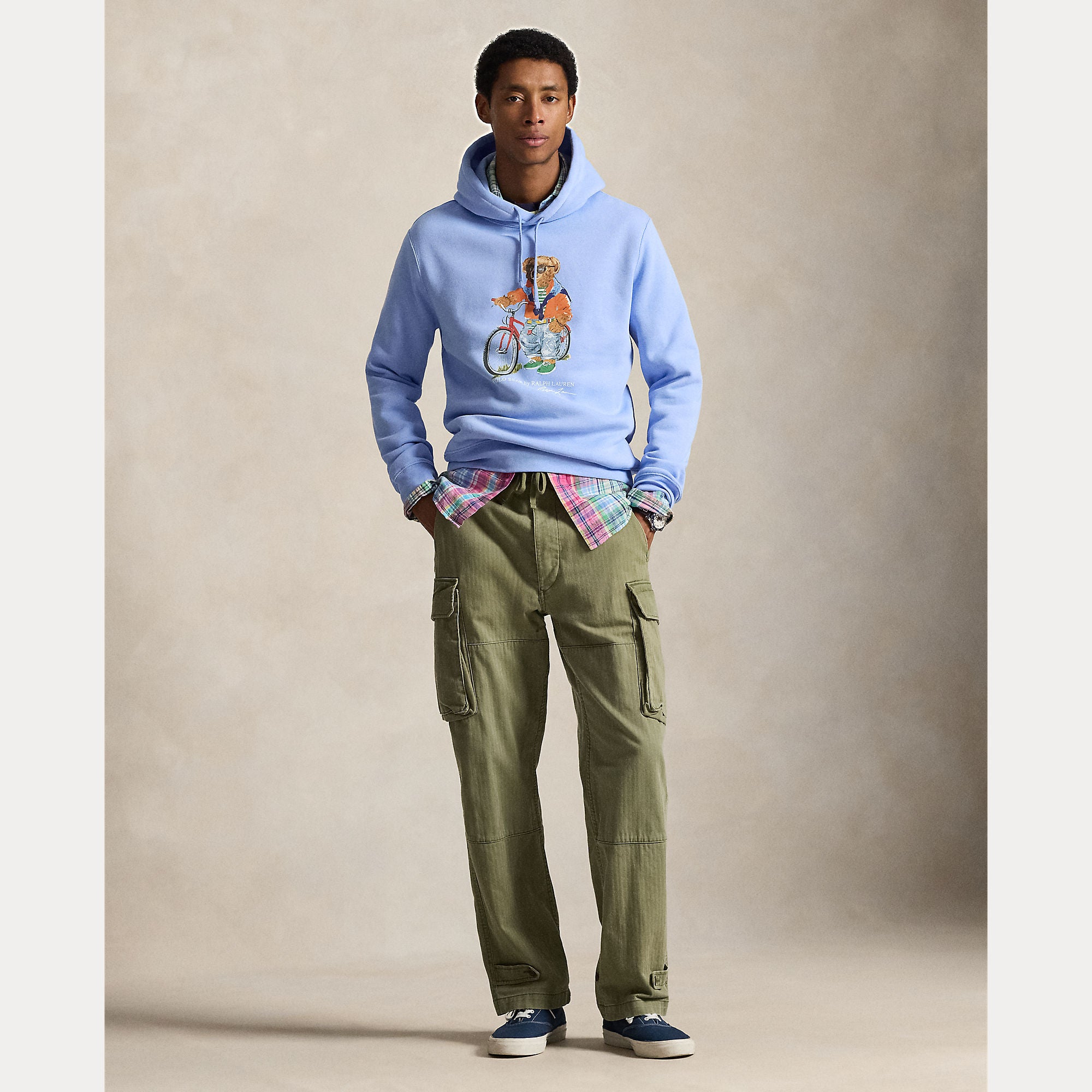 Polo Ralph Lauren miesten huppari Summer Bear Knit Hoodie vaaleansinisessä sävyssä, jossa pehmeä neulottu materiaali ja keskellä värikäs karhukuva pyöräillen.