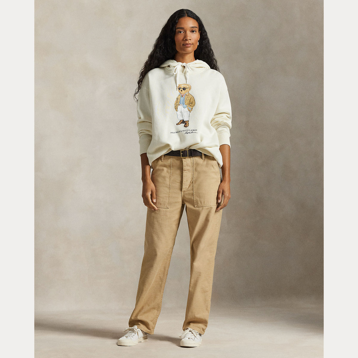 Polo Ralph Lauren naisten huppari Knit Pullover Sweatshirt, luonnonvalkoinen, jossa on hupun ja edessä piirretty karhukuva, rento istuvuus ja pehmeä kangas.