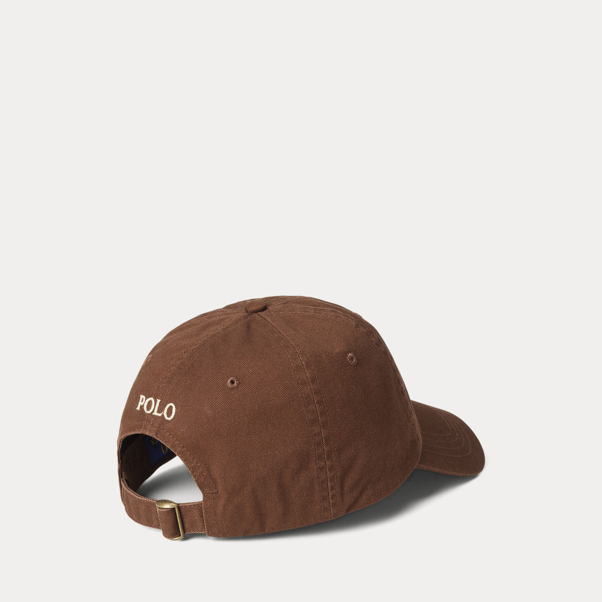 Polo Ralph Lauren naistenlippis CLS SPRT Cap Hat, tummanruskea puuvillainen lippalakki säädettävällä takalenkillä ja yksinkertaisella valkoisella logotekstillä taaksepainettuna.