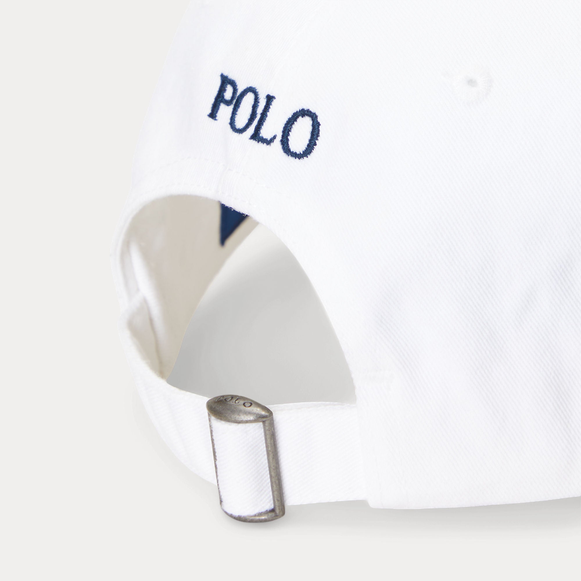 Polo Ralph Lauren lippis Polo Classic Sport Cap, valkoinen, jossa säädettävä takaosa ja sininen brodeeraus, valmistettu kestävästä puuvillakankaasta.