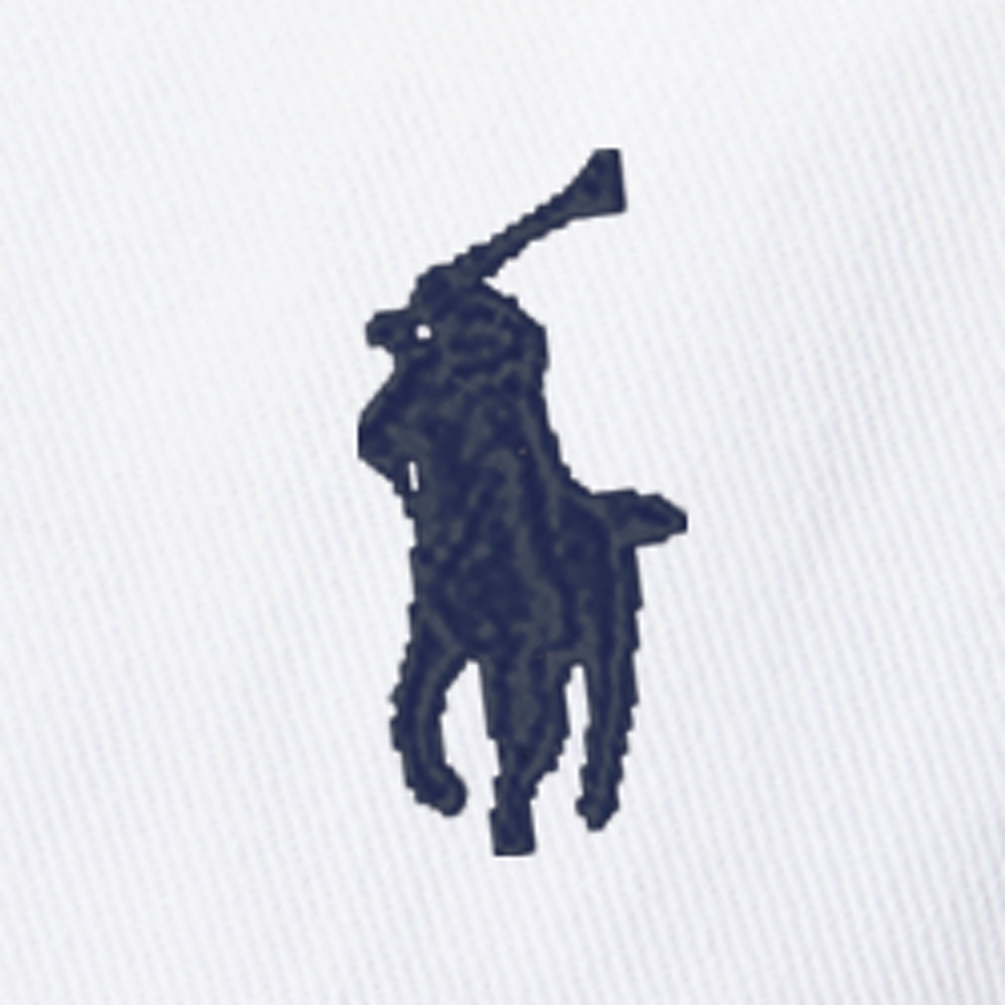 Polo Ralph Lauren lippis Polo Classic Sport Cap, valkoinen, jossa tummansininen kirjailtu logo ja selkeä rakenne laadukkaasta kankaasta.