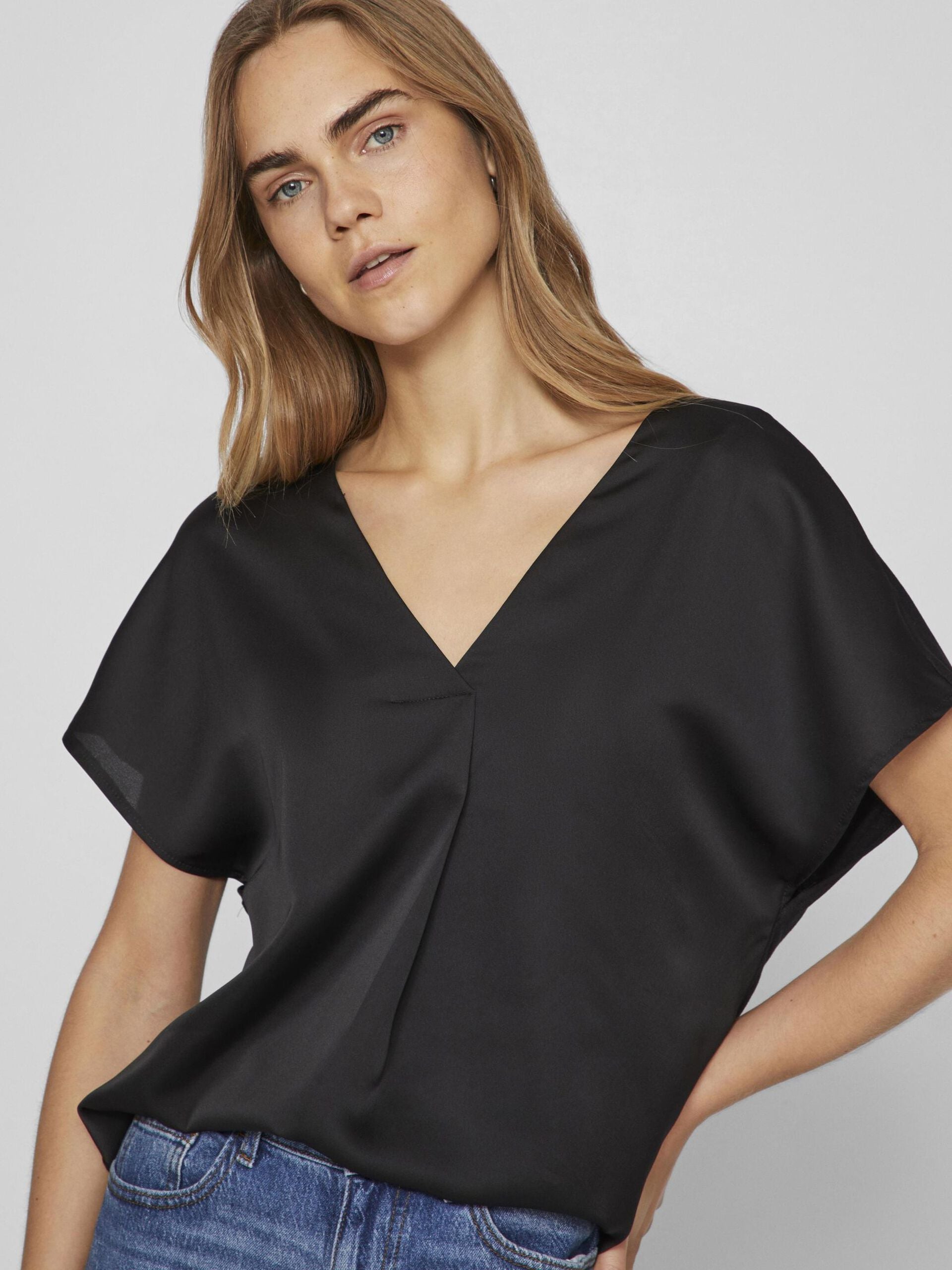 vila-naisten-satiinitoppi-viellette-v-neck-s-s-satin-top-musta-5