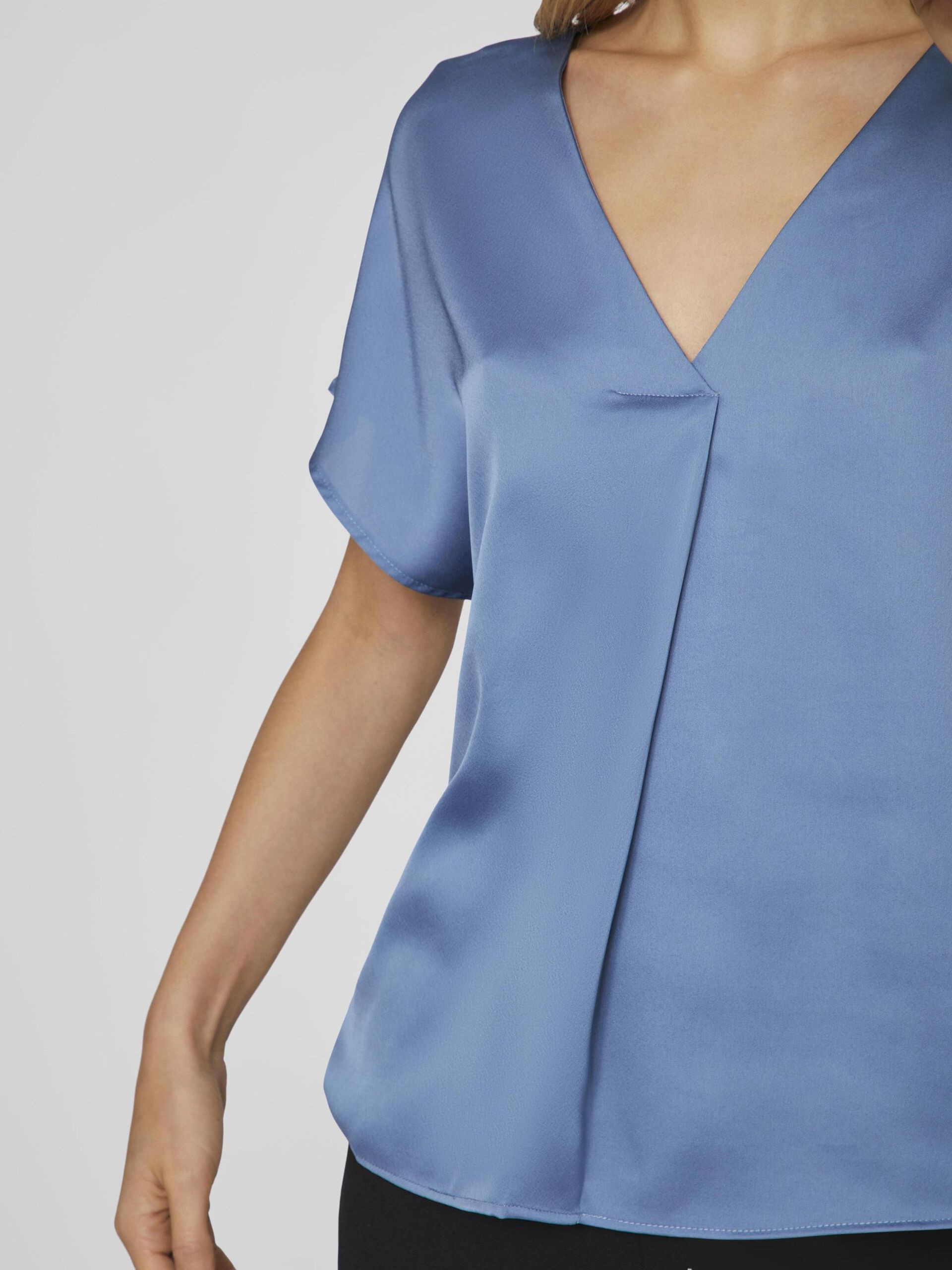 vila-naisten-satiinitoppi-viellette-v-neck-s-s-satin-top-sininen-5
