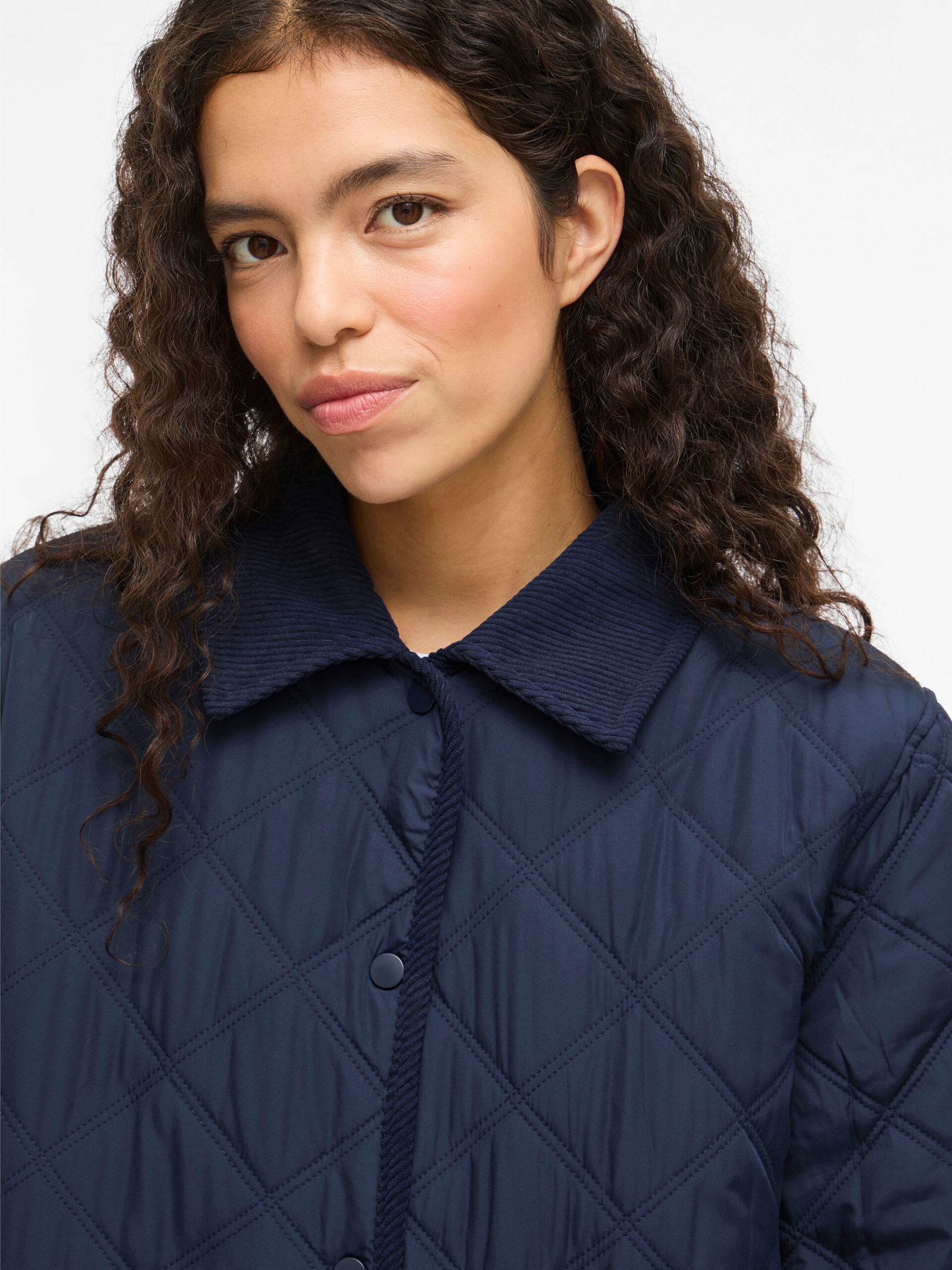 vila-naisten-tikkitakki-viquila-l-s-corduroy-quilt-long-jacket-navy-blazer-3