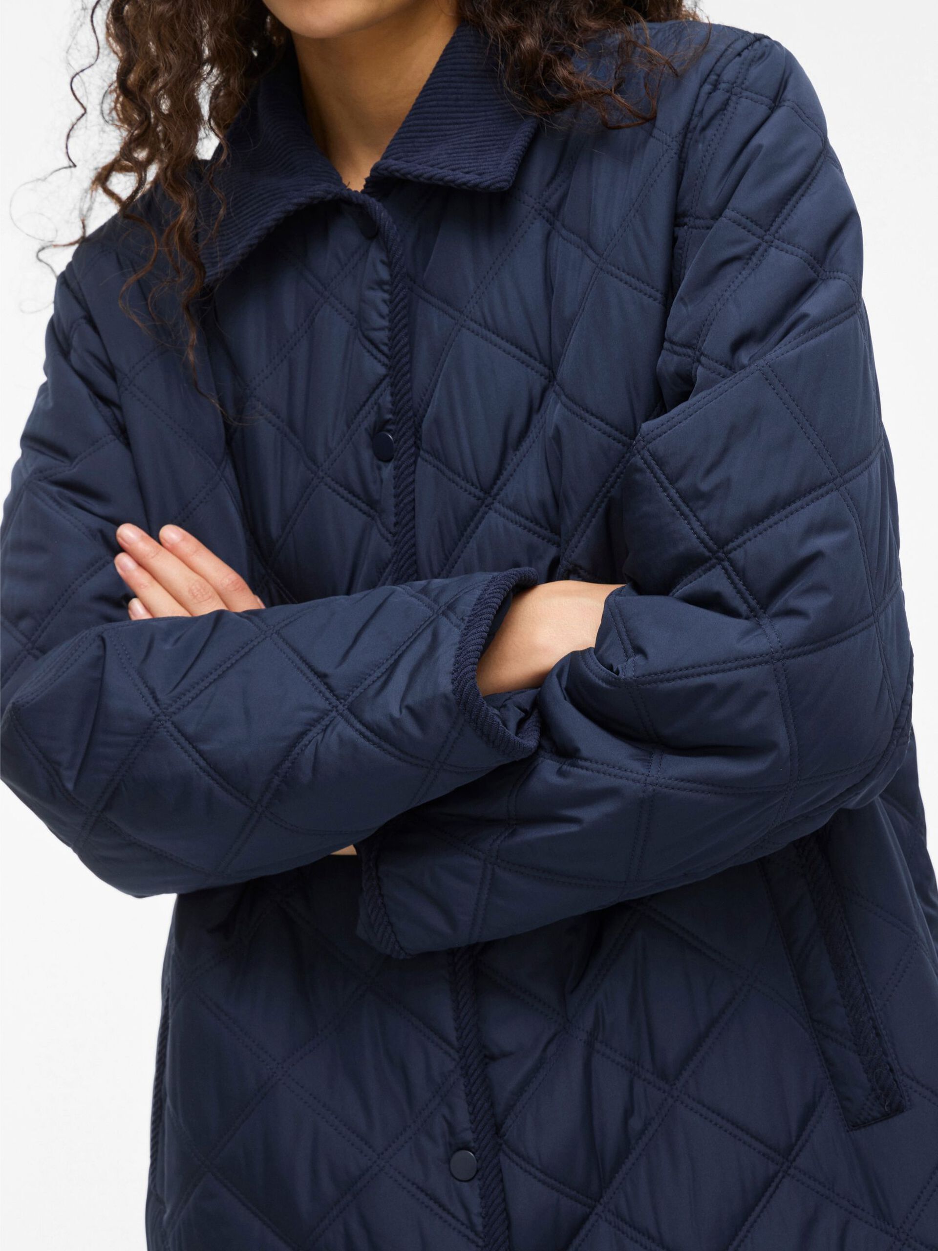 vila-naisten-tikkitakki-viquila-l-s-corduroy-quilt-long-jacket-navy-blazer-4