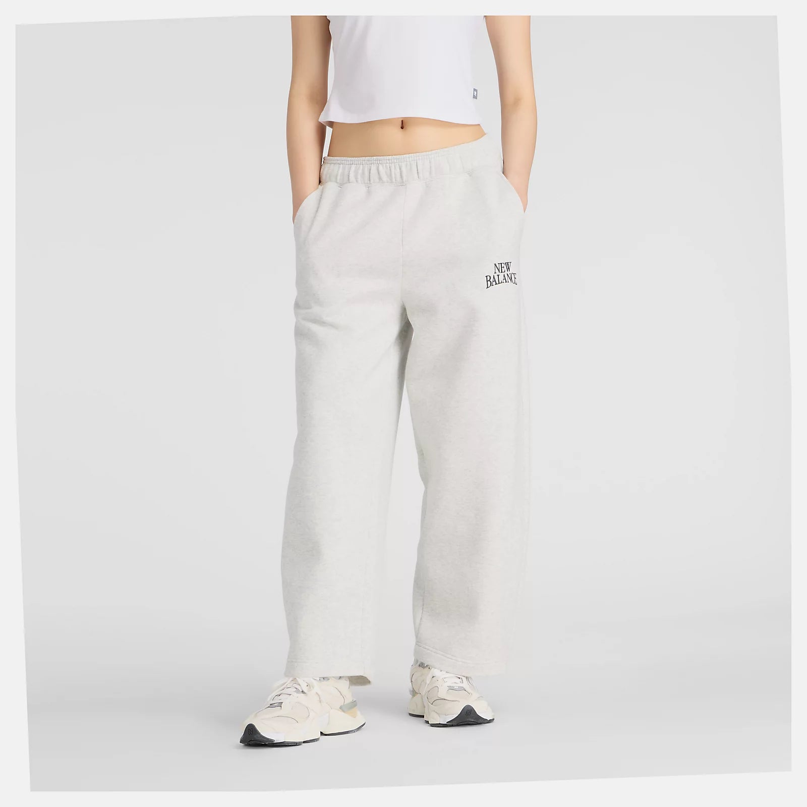 New Balance naisten collegehousut Linear Heritage Fleece Barrel Pant, vaaleanharmaa