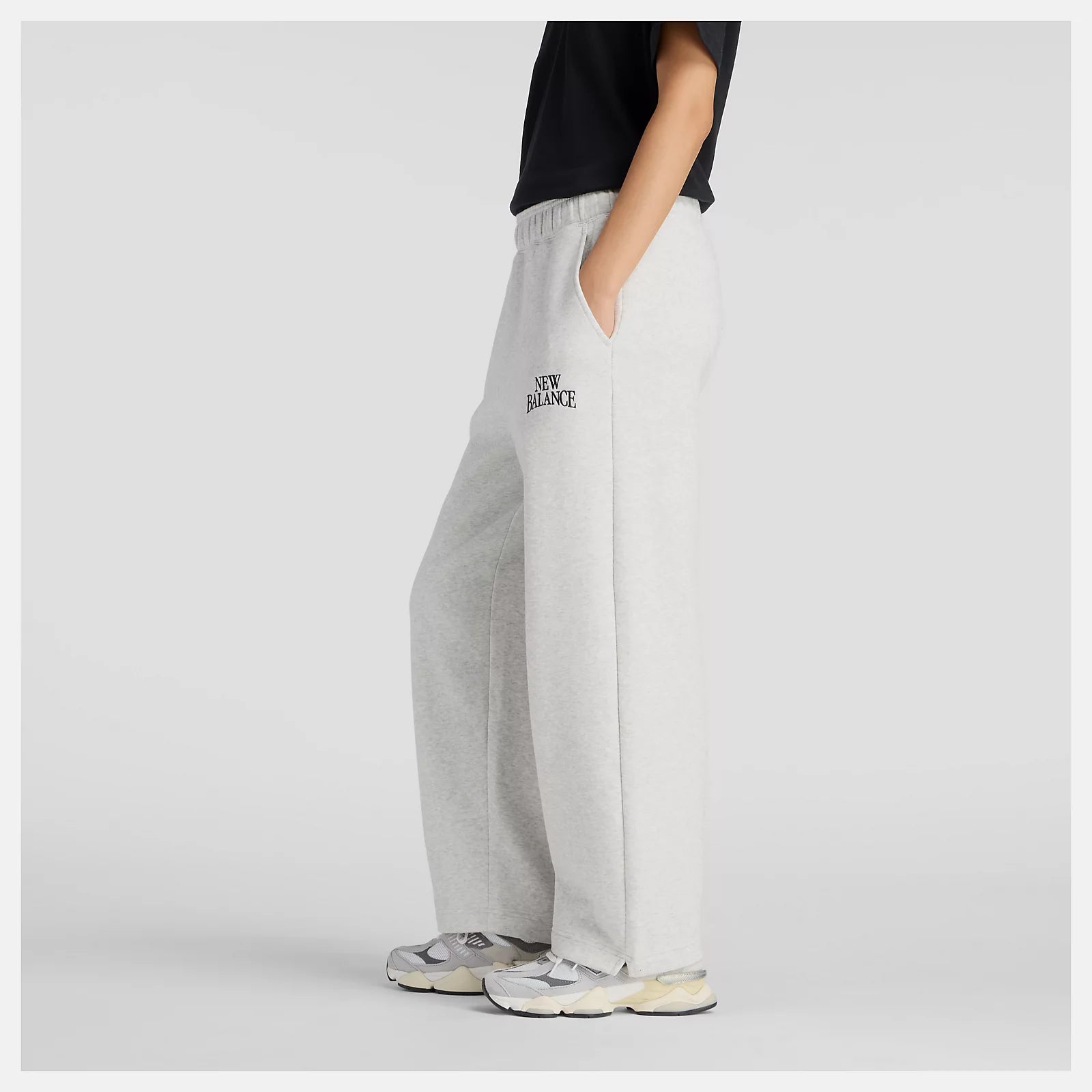 New Balance naisten collegehousut Linear Heritage Fleece Barrel Pant, vaaleanharmaa