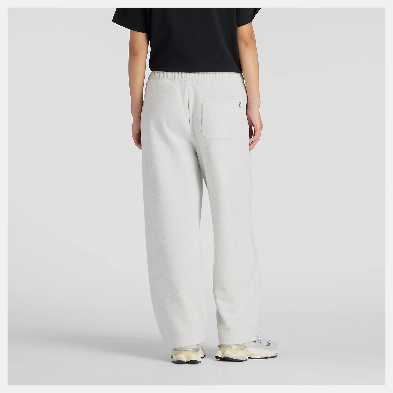 New Balance naisten collegehousut Linear Heritage Fleece Barrel Pant, vaaleanharmaa