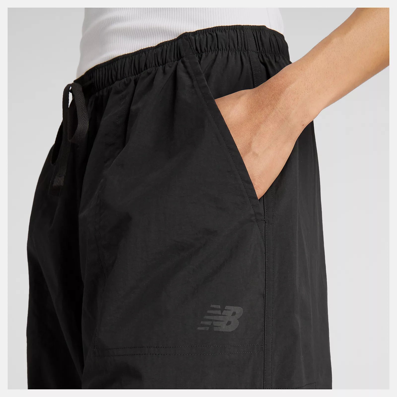 New Balance naisten reisitaskuhousut Woven Cargo Pant, musta