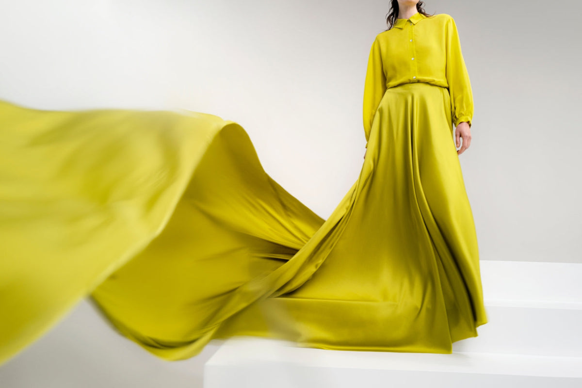 Keltainen mekko, jossa on liian pitkä hulmuava helma.