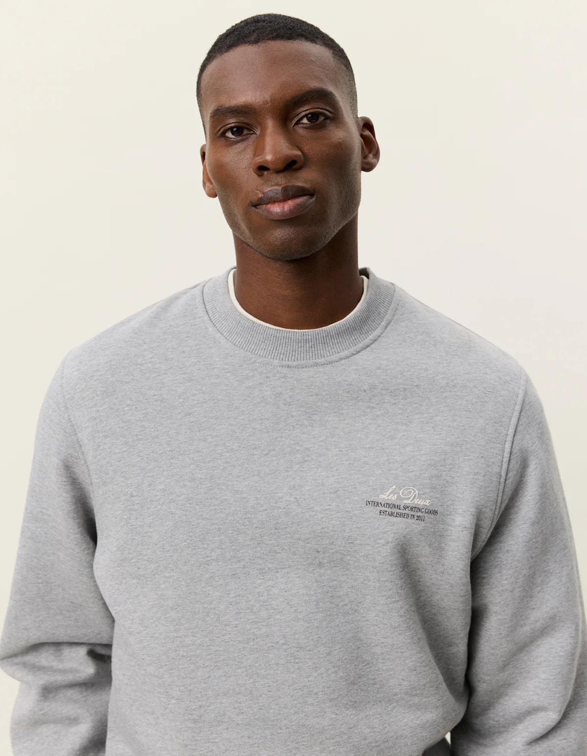 Les Deux miesten collegepaita Ben Globe Sweatshirt, vaaleanharmaa