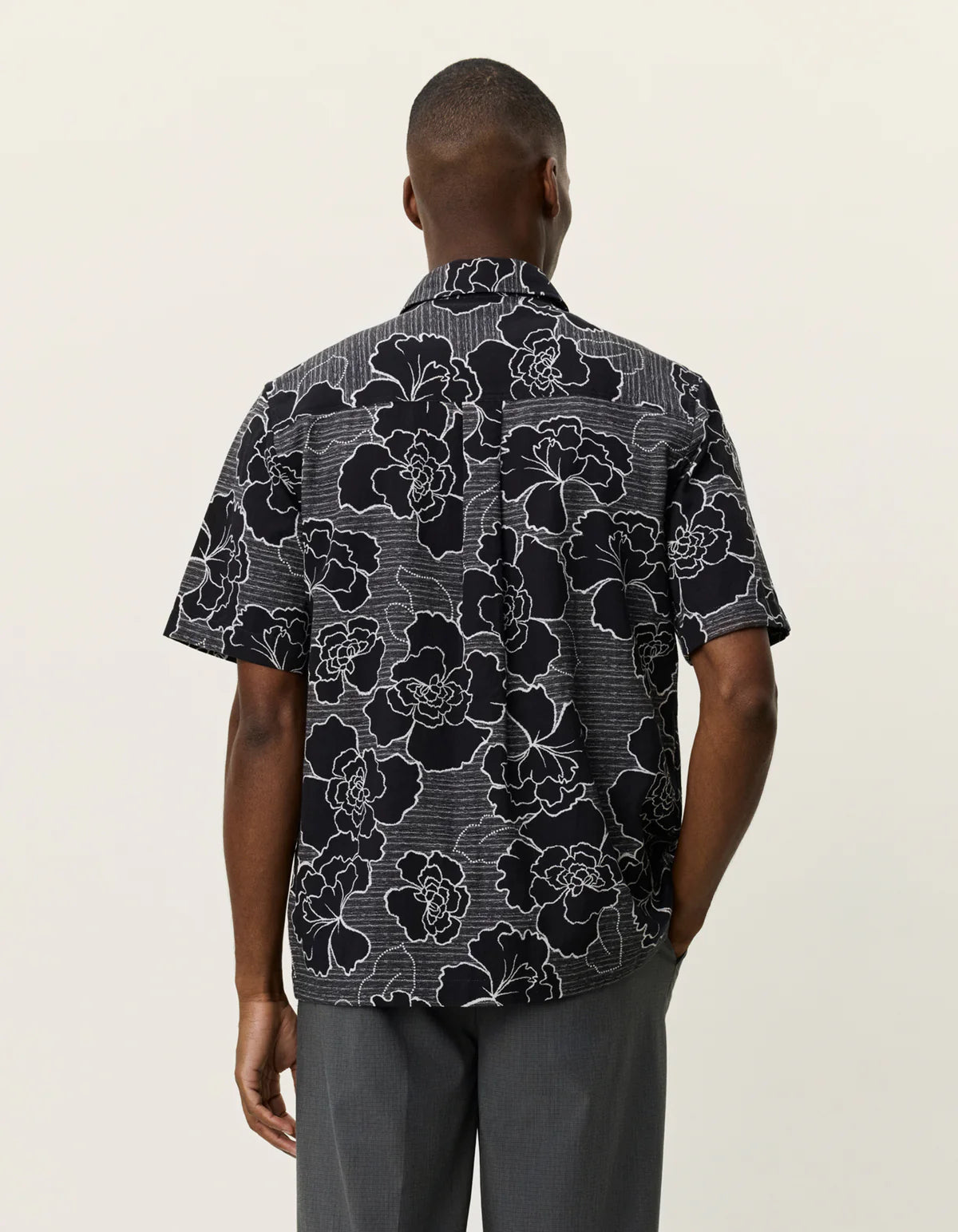 Les Deux miesten paita Charlie Poppy Aop Ss Shirt, musta