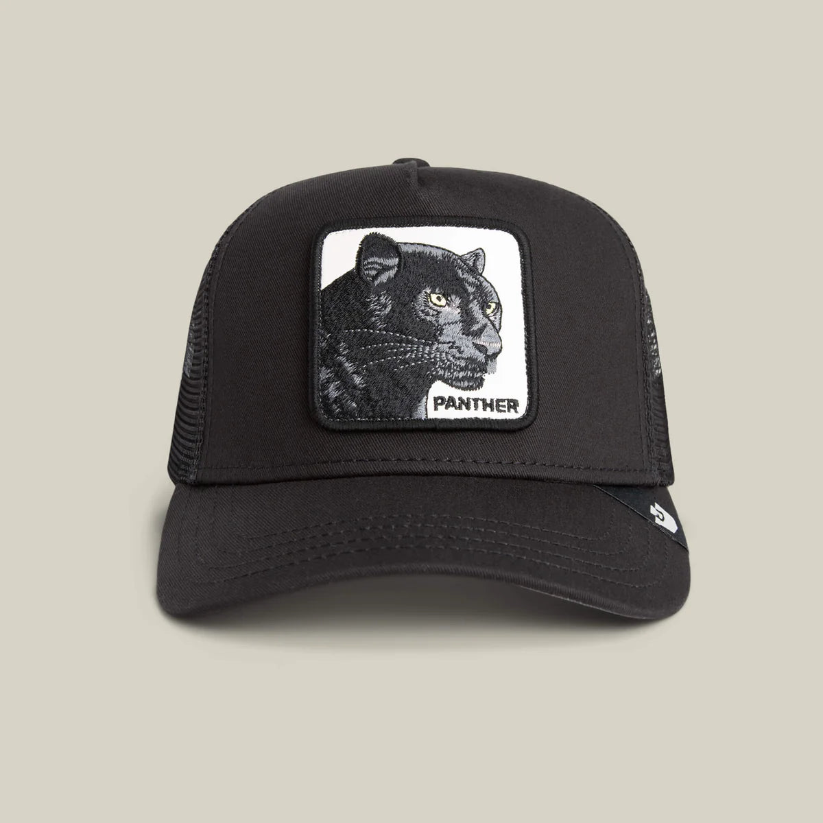 Goorin Bros lippis Panther Trucker All Black, musta, on musta verkkomallinen lippalakki, jossa edessä kirjailtu panterakuvio ja säädettävä takaosa.