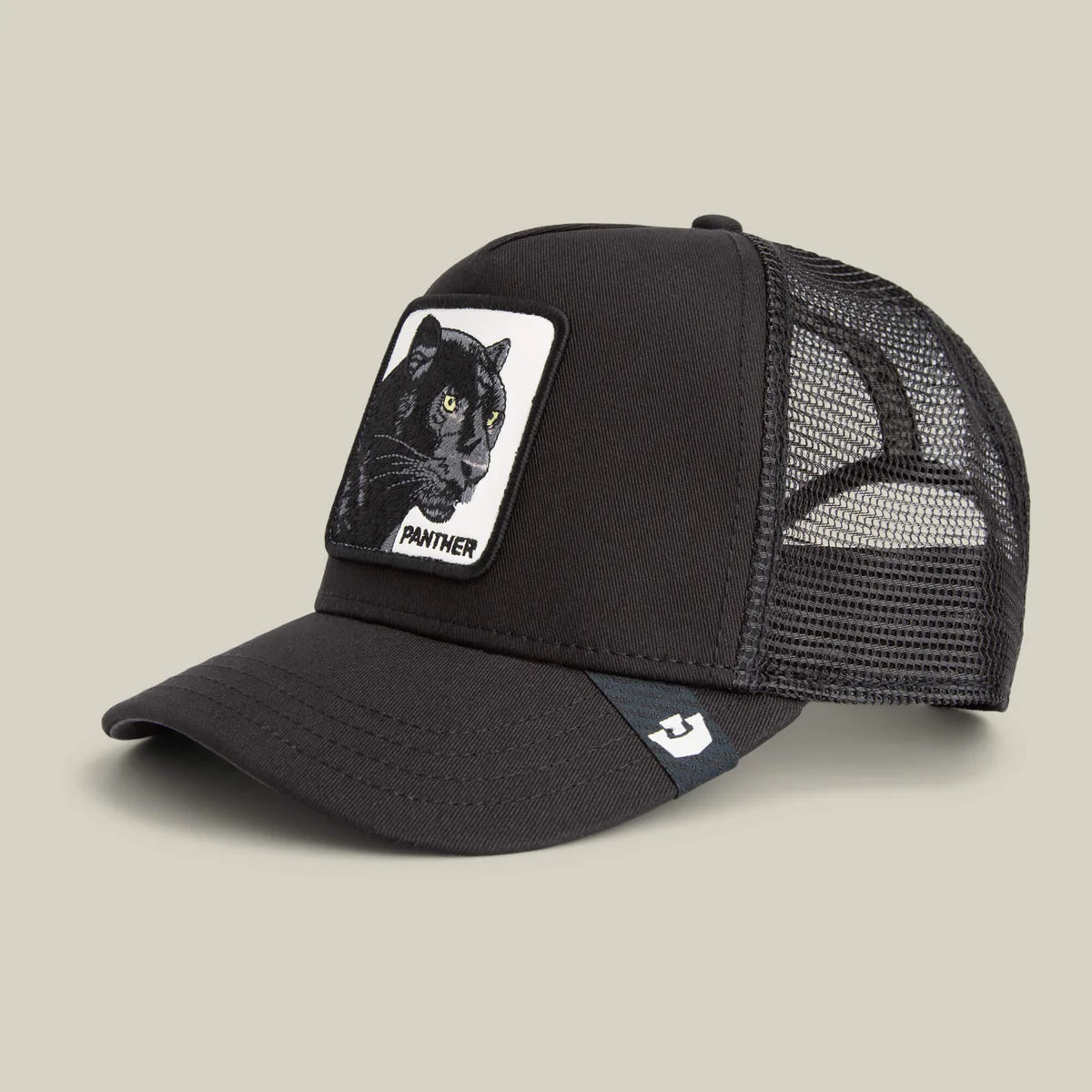 Goorin Bros lippis Panther Trucker All Black, musta on musta verkkopäinen lippalakki, jossa etuosassa panterin kuvalla varustettu kangasmerkki ja jäykkä lippakuvio.