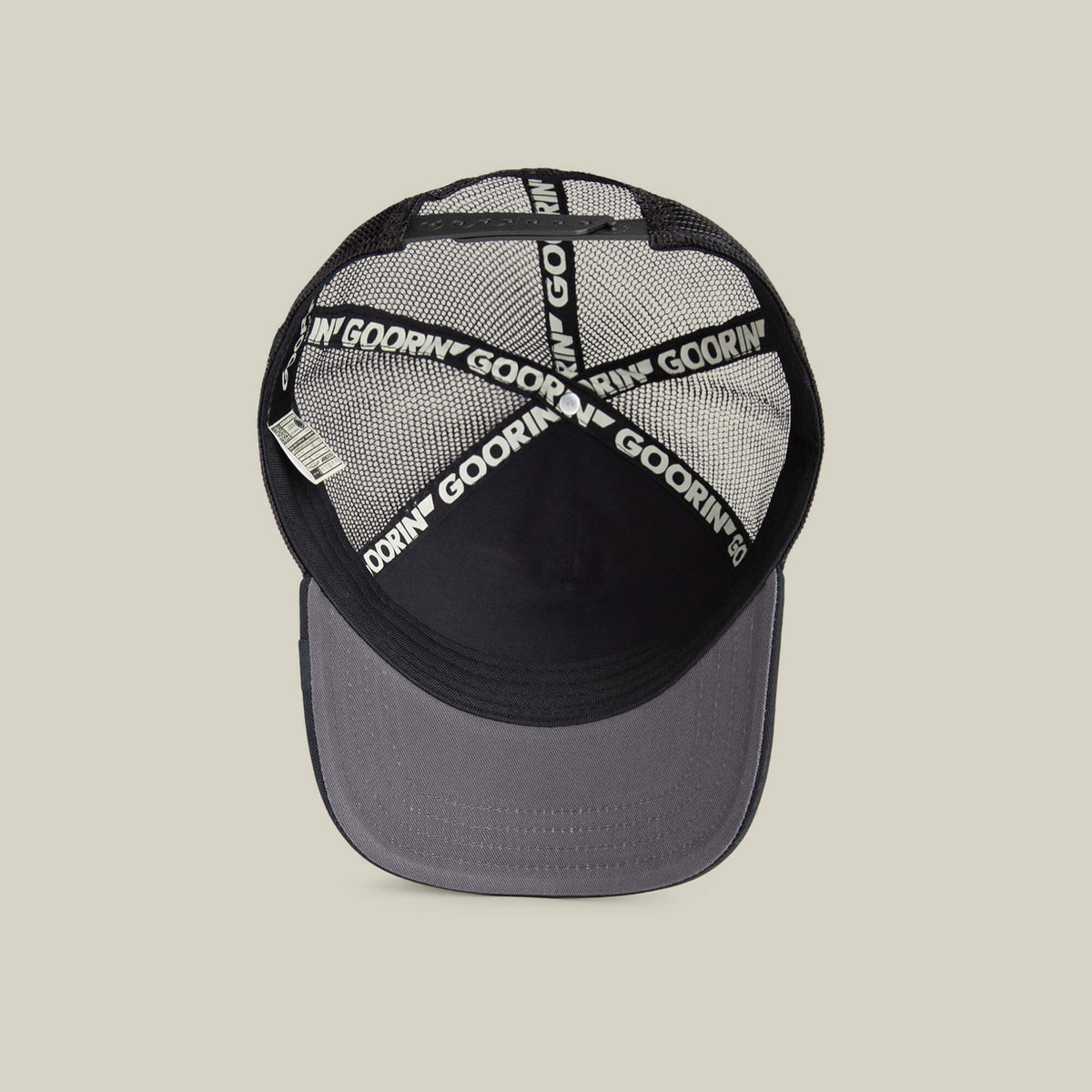 Goorin Bros lippis Panther Trucker All Black, musta, jossa musta verkkopäällysteinen takaosa, tummanharmaa ja musta etukappale sekä mustat säädettävät hihnat, minimalistinen ilme.