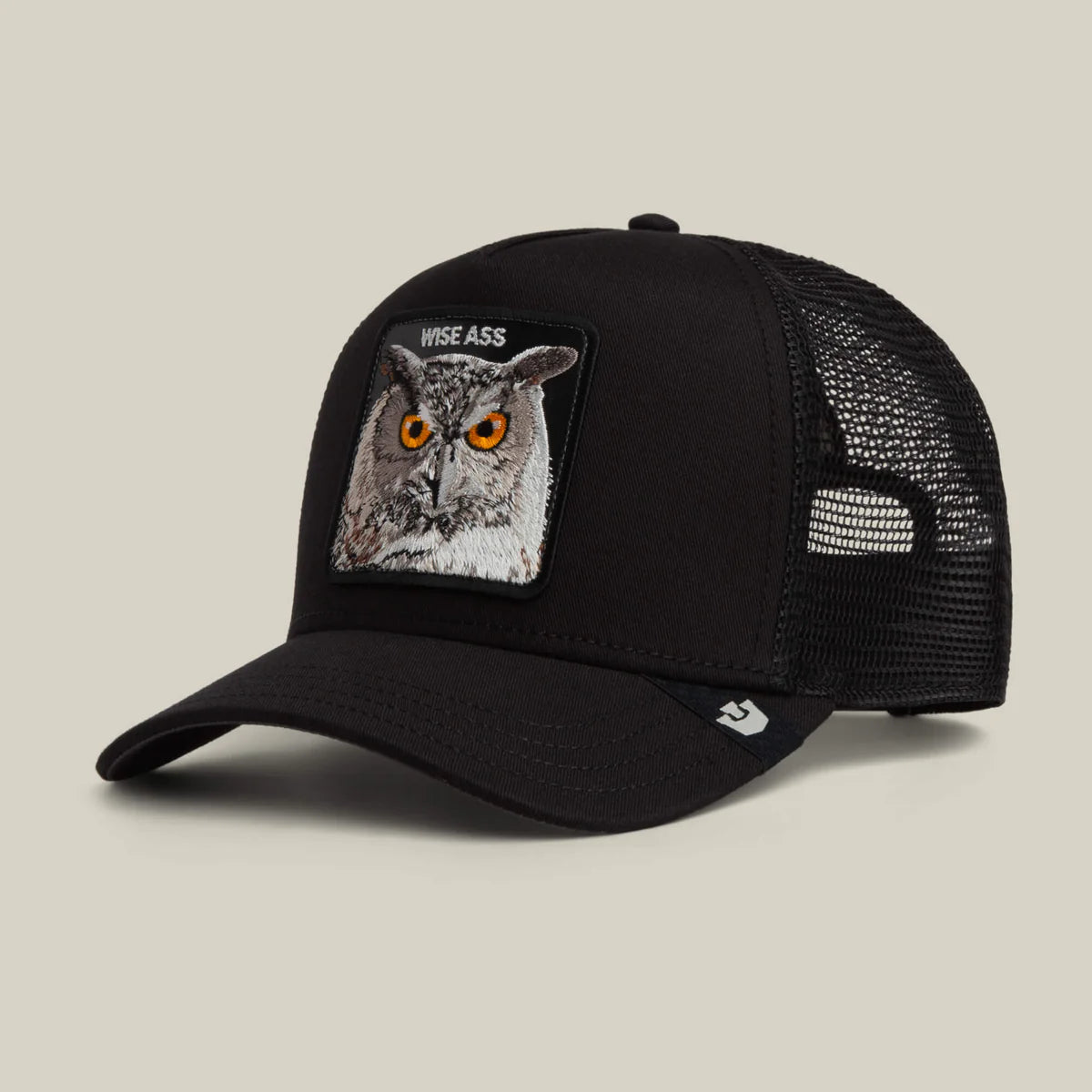 Goorin Bros lippis Wise Ass Owl Trucker, musta, jossa musta verkkotausta ja edessä kirjailtu pöllöaiheinen kangasmerkki.