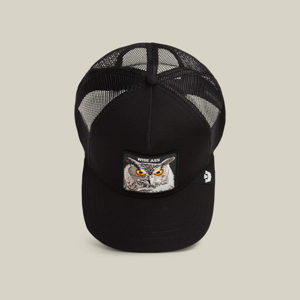 Goorin Bros lippis Wise Ass Owl Trucker, musta malli, jossa verkkokangas takaosassa, suora lippa ja etuosassa kirjailtu pöllökuvio tekstein Wise Ass.