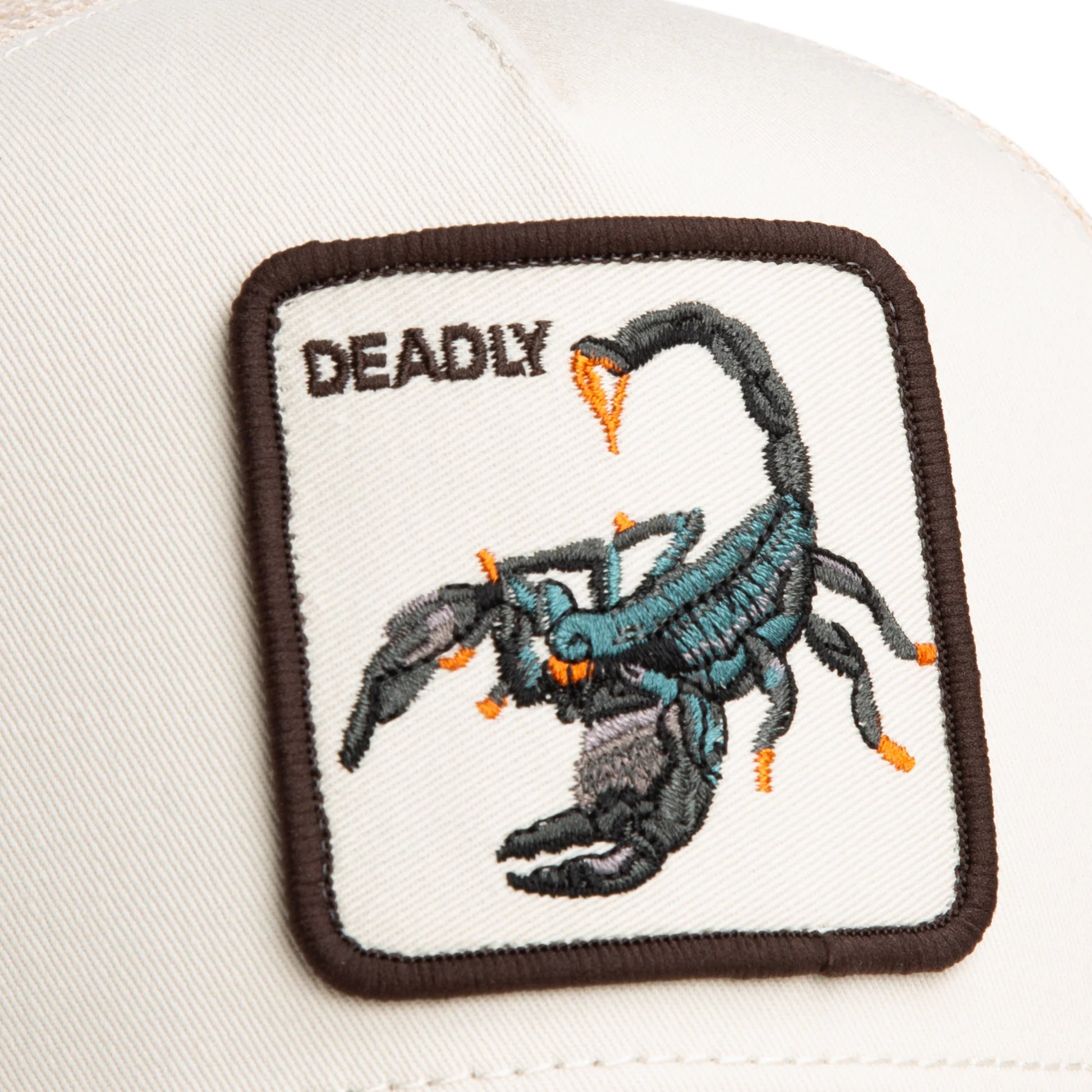 Goorin Bros lippis Deadly Scorpion Trucker Chalk, luonnonvalkoinen pohjaväri, jossa tikkauksella tehty skorpionin kuvio, ruskeat reunat ja yksityiskohdat.