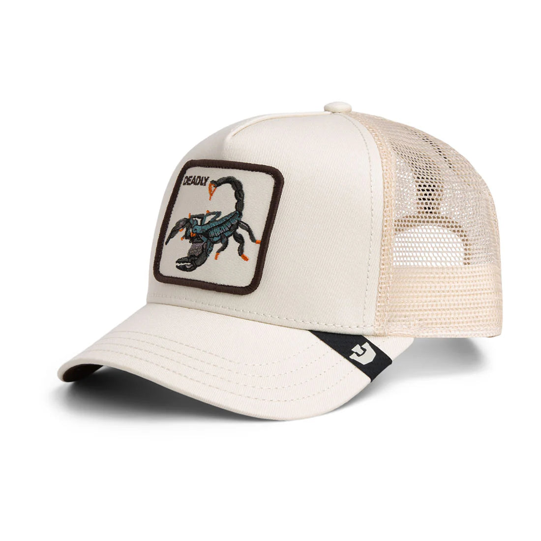 Goorin Bros lippis Deadly Scorpion Trucker Chalk, luonnonvalkoinen verkkopaneelein ja suoralla lippaosalla, jossa tikattu skorpionikuvaus etutaskussa.