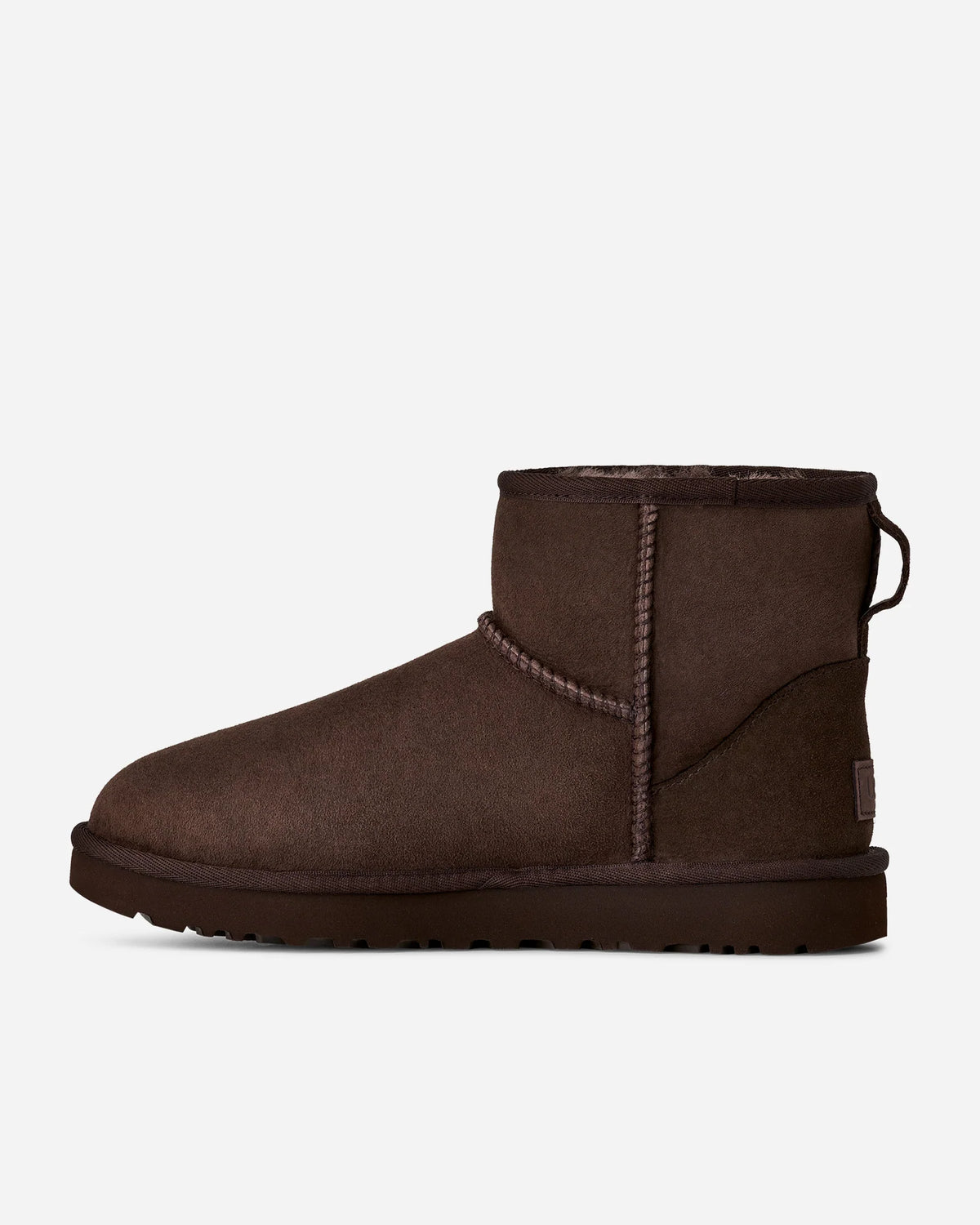 UGG naisten kengät Classic Mini II, tummanruskea, matalavartiset mokkanahkaiset nilkkurit, pyöreä kärki, tasainen paksu pohja ja saumausten yksityiskohdat