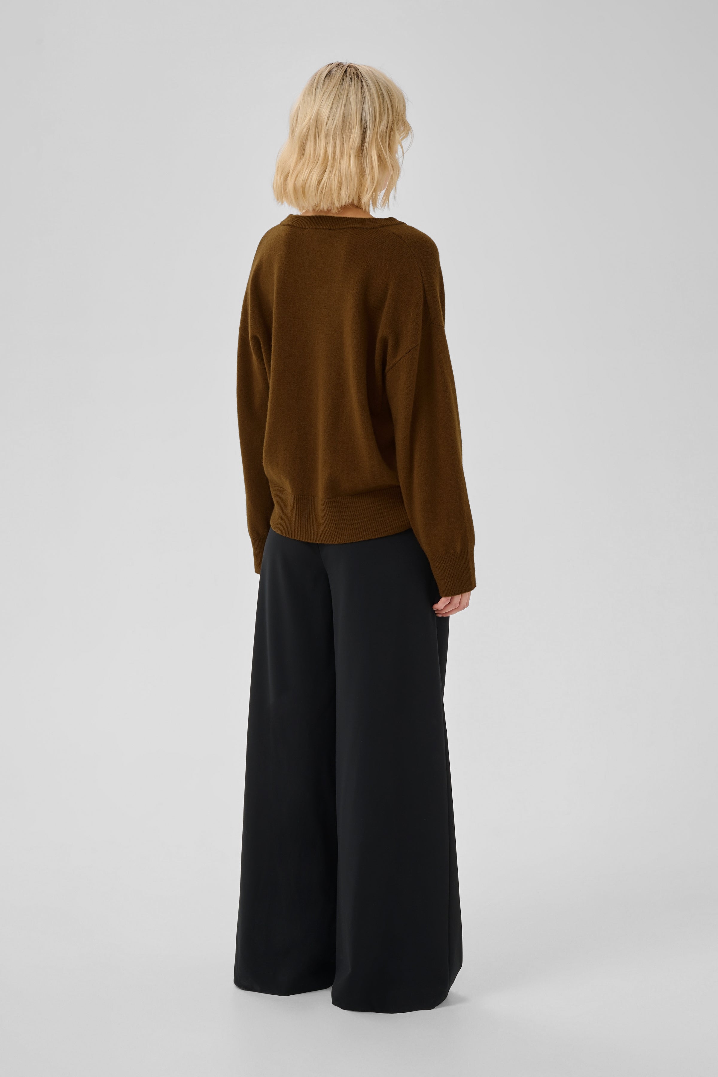 My Essential Wardrobe naisten neulepusero Jola V-Neck, konjakinruskea