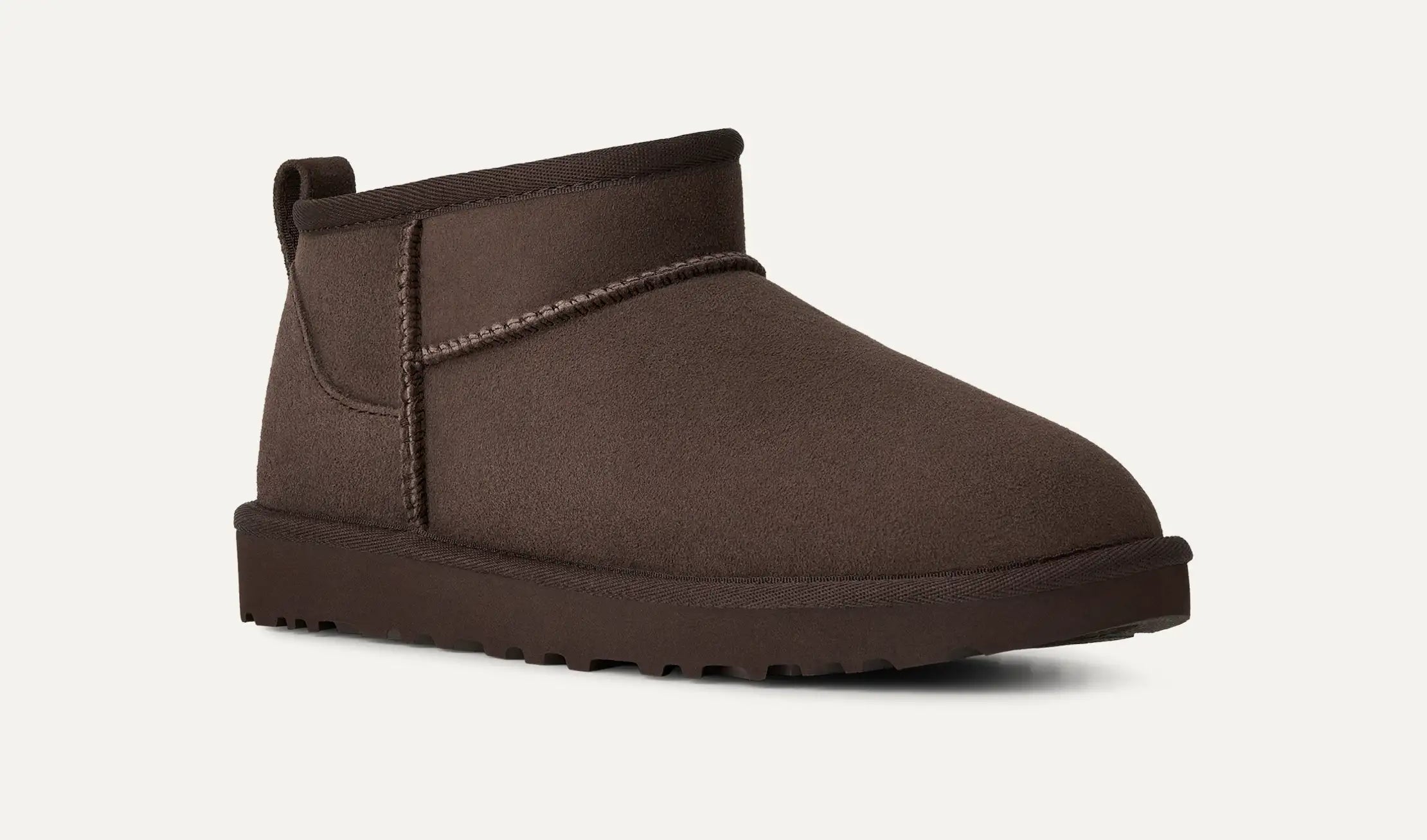 UGG naisten kengät Classic Ultra Mini, tummanruskea, matalavartiset pyöristettykärkiset nilkkurit, takalenkki ja näkyvät saumat.