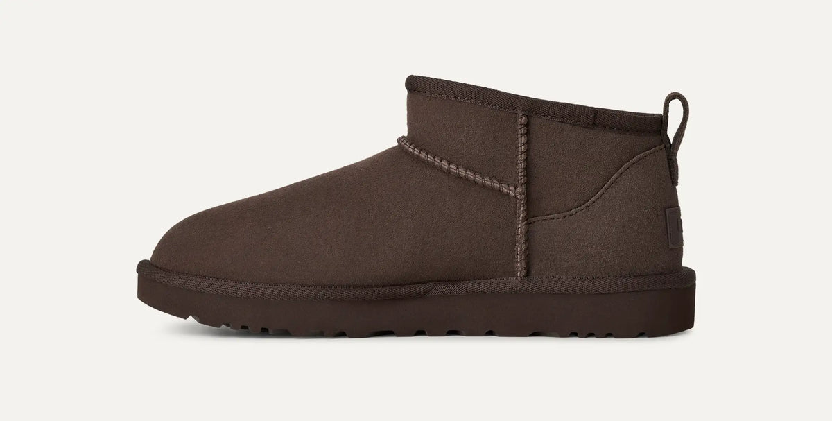 UGG naisten kengät Classic Ultra Mini, tummanruskea, matalavartiset nilkkurit, pyöristetty kärki, takalenkki ja huolitellut saumat.