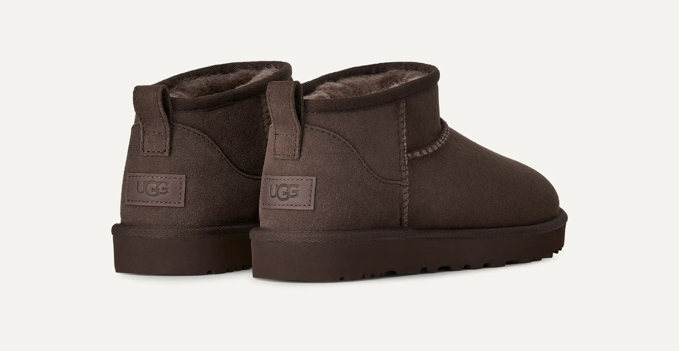 UGG naisten kengät Classic Ultra Mini, tummanruskea, matalavartiset pyöristettykärkiset nilkkurit, mokkanahkainen pinta, takalenkit ja lämmin vuori.