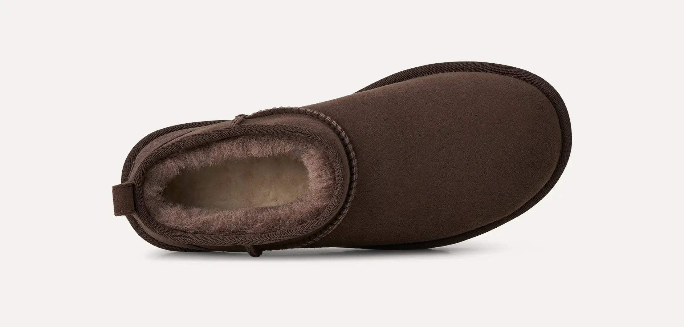 UGG naisten kengät Classic Ultra Mini, tummanruskea, matalavartinen nilkkuri, pyöristetty kärki, pehmeä ruskea vuori, takalenkki ja huolitellut saumat