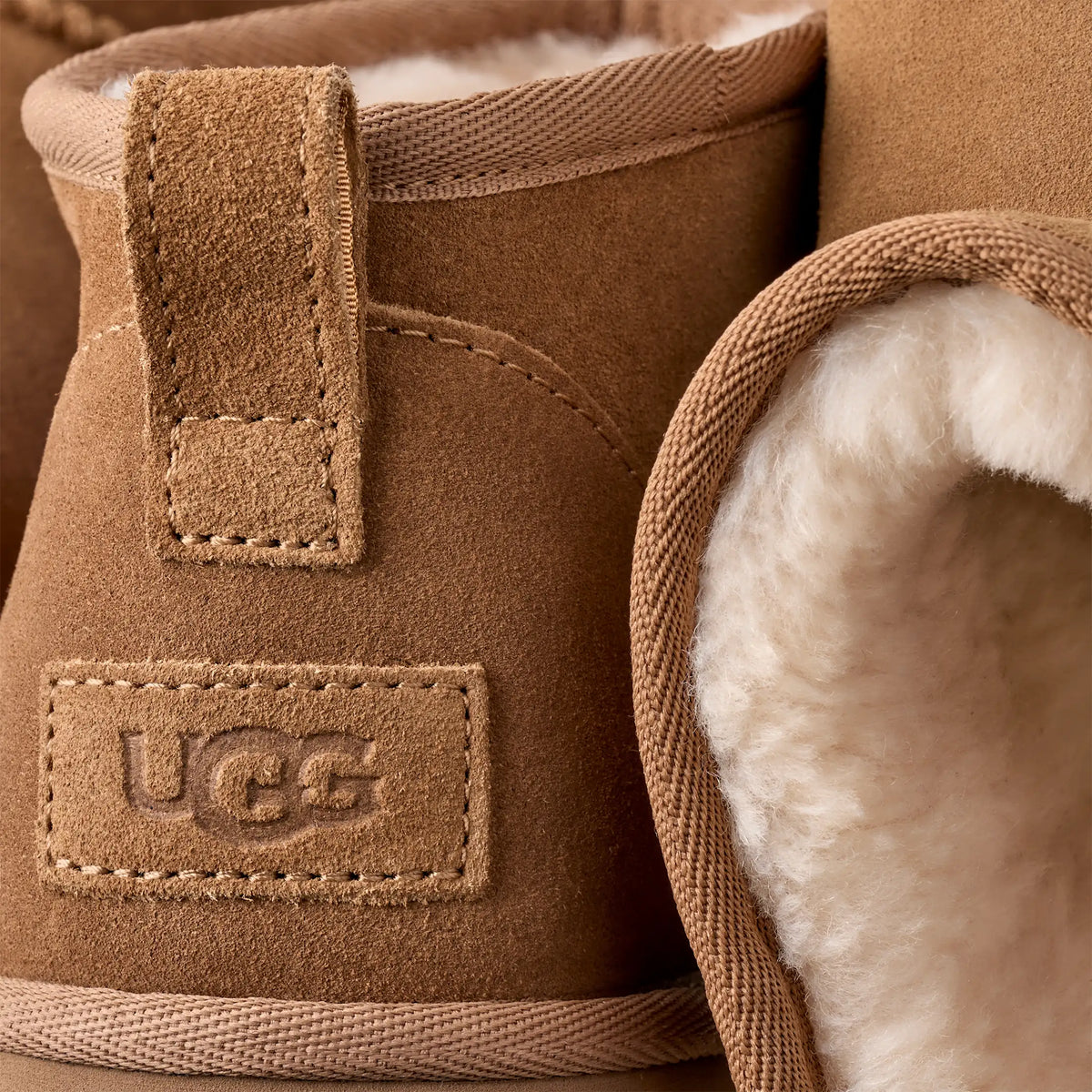 UGG naisten kengät Classic Ultra Mini Platform, kaakaonruskea, mokkanahkapinta, korotettu pohja, näkyvä saumaus ja pehmeä vaalea villavuori.