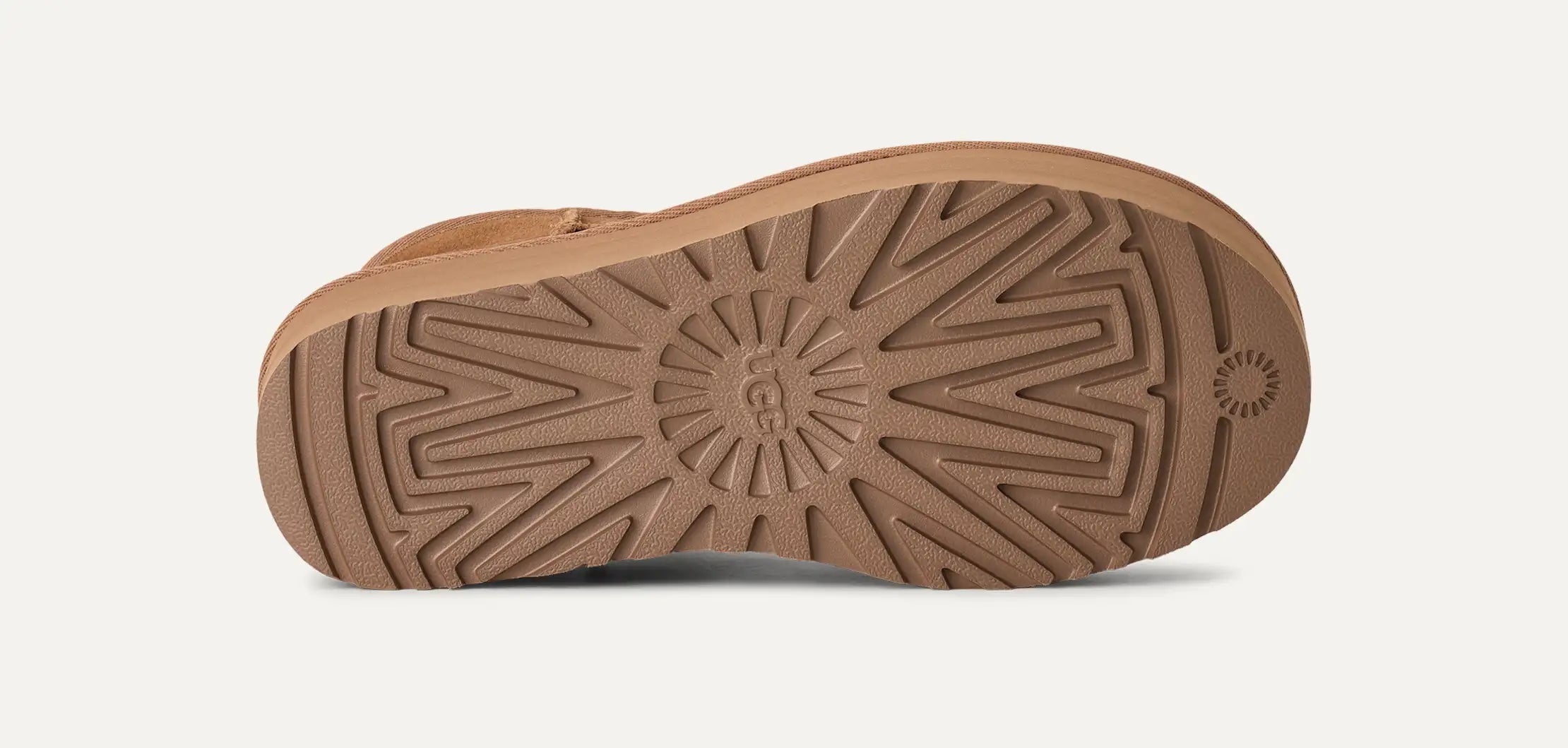 UGG naisten kengät Classic Ultra Mini Platform, kaakaonruskea, kaakaonruskea korotettu pohja alapuolelta, jossa on säteittäinen ja geometrinen kulutuspintakuvio