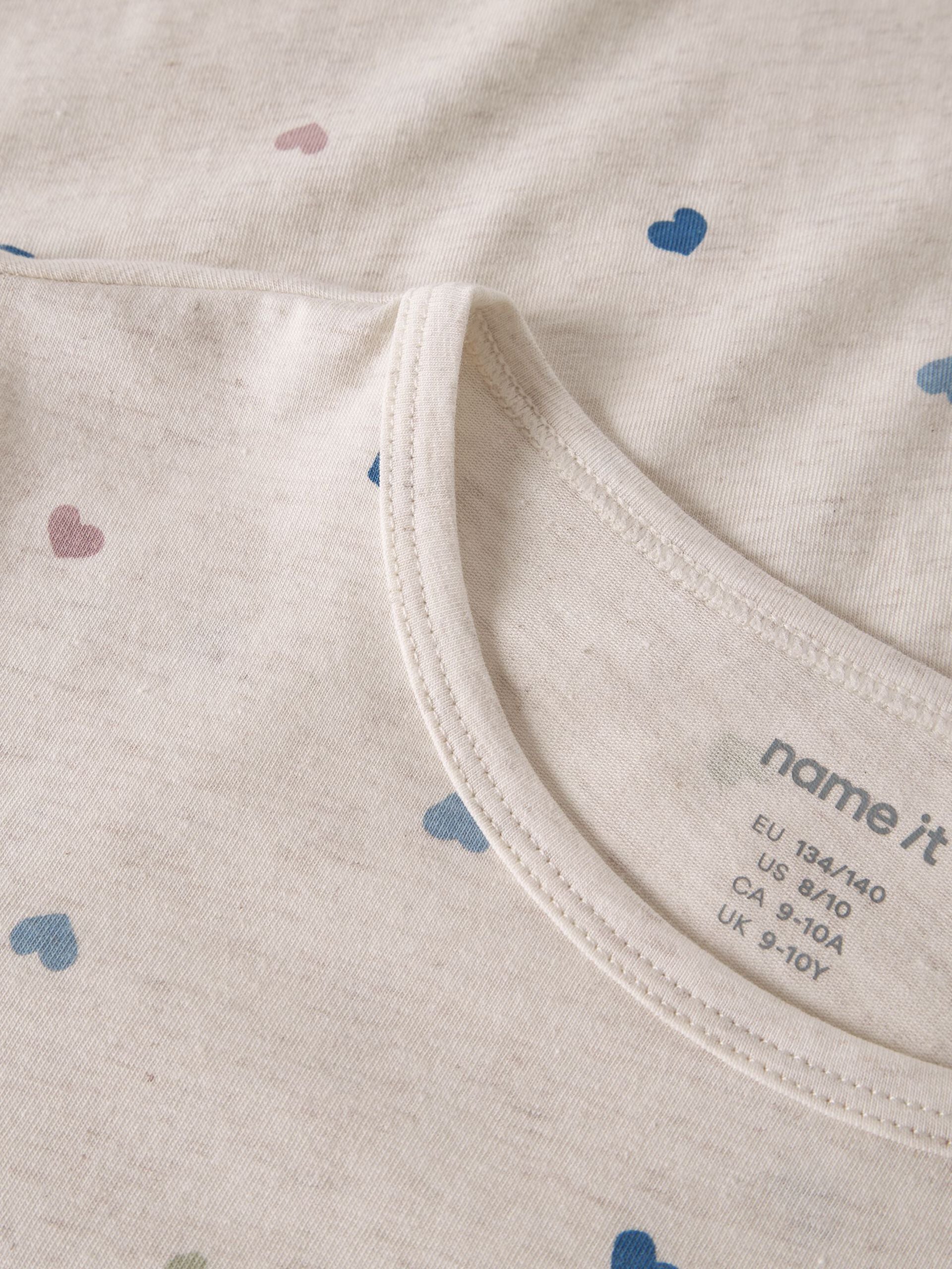 Name It lasten yöpaita NKFNIGHTGOWN HEARTS NOOS, valkopohjainen kuosi