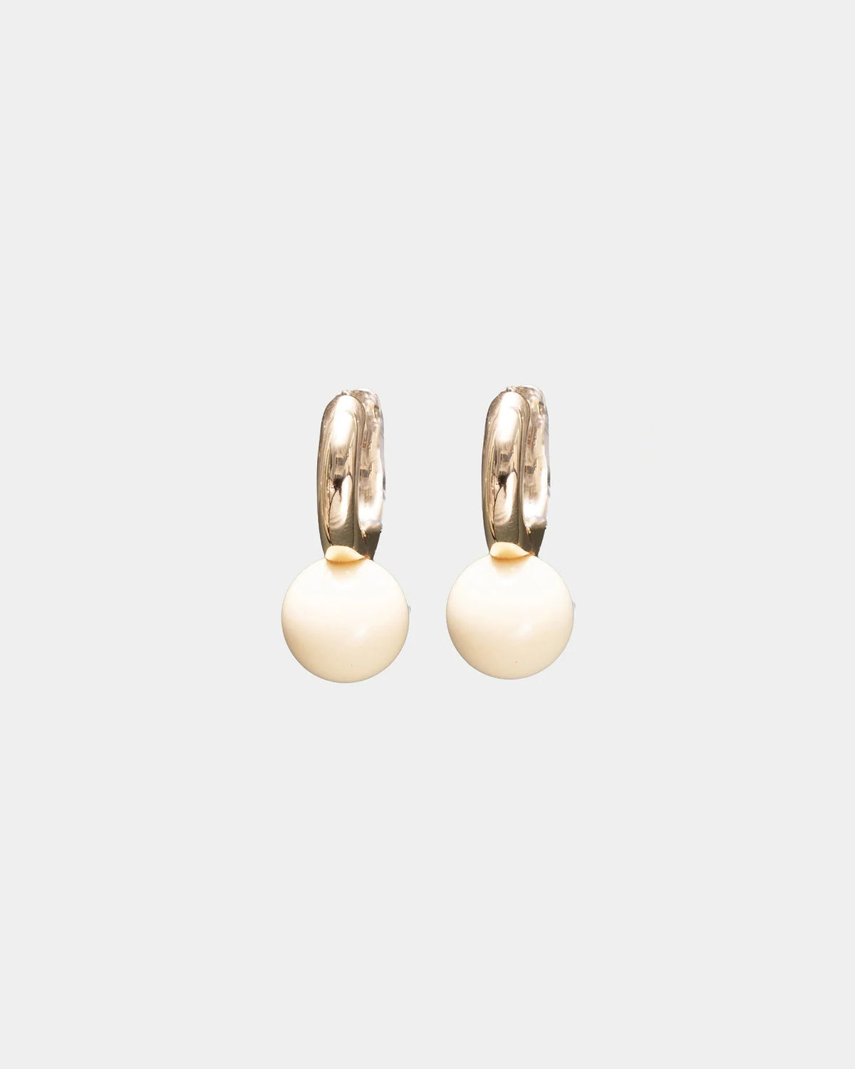 Bow 19 naisten korvakorut Amelie Pearl Hoops, valkoinen