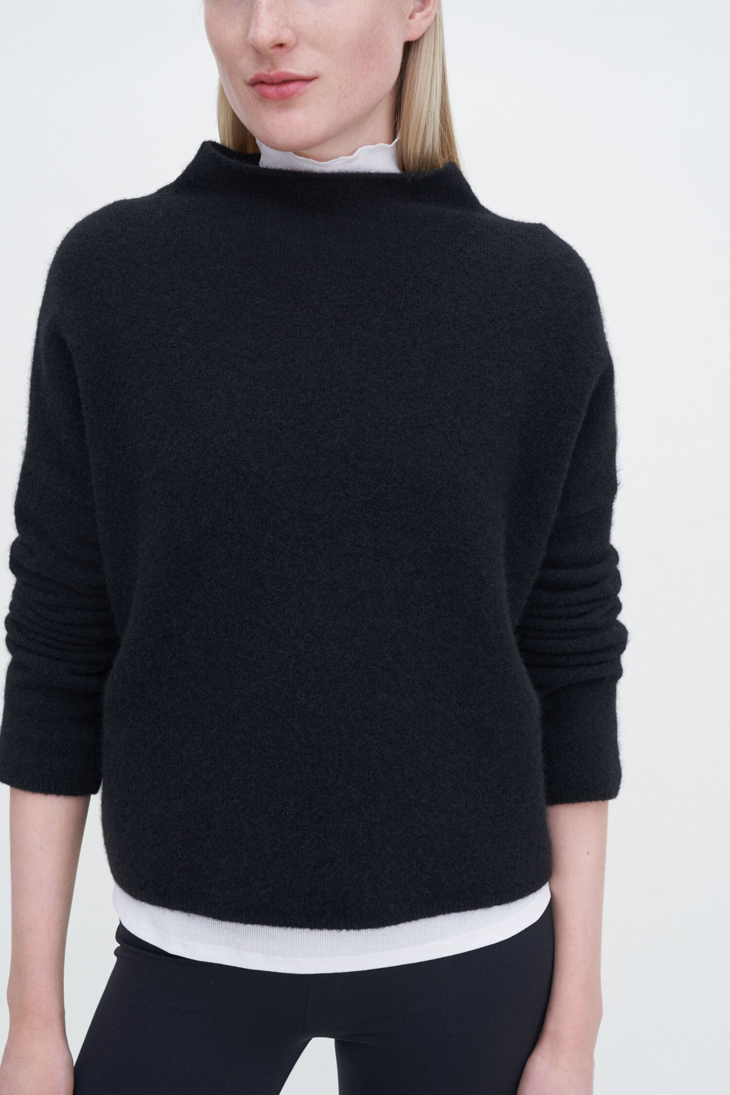 Filippa K naisten neulepusero Mika Yak Funnelneck Sweater, musta