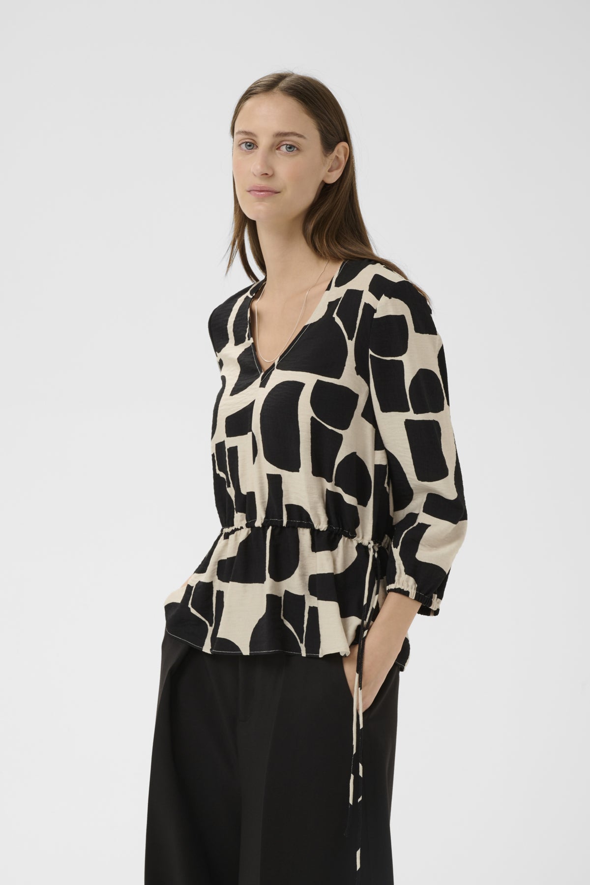 Inwear naisten pusero LYNNIW V-Neck, musta kuosillinen