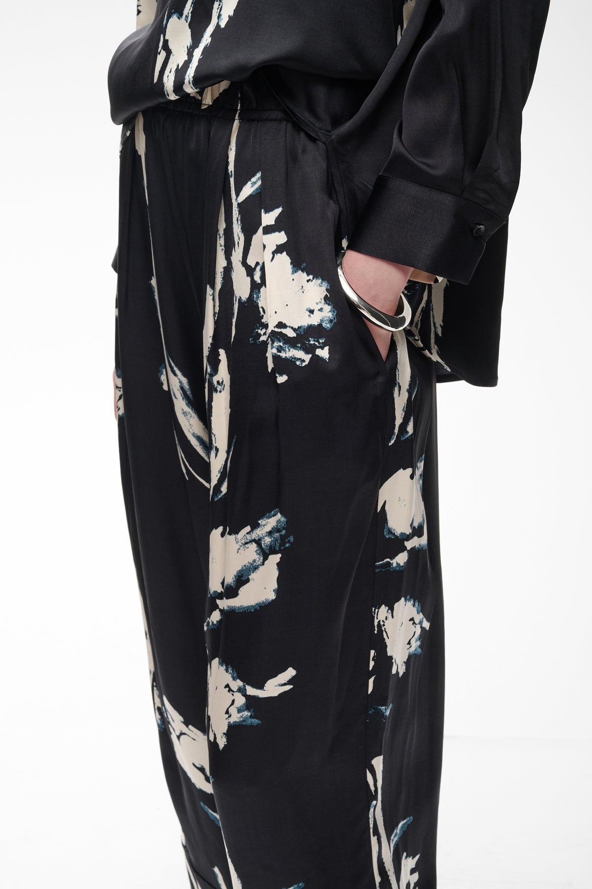 InWear naisten kangashousut MeadowIW, Black Painted Flower