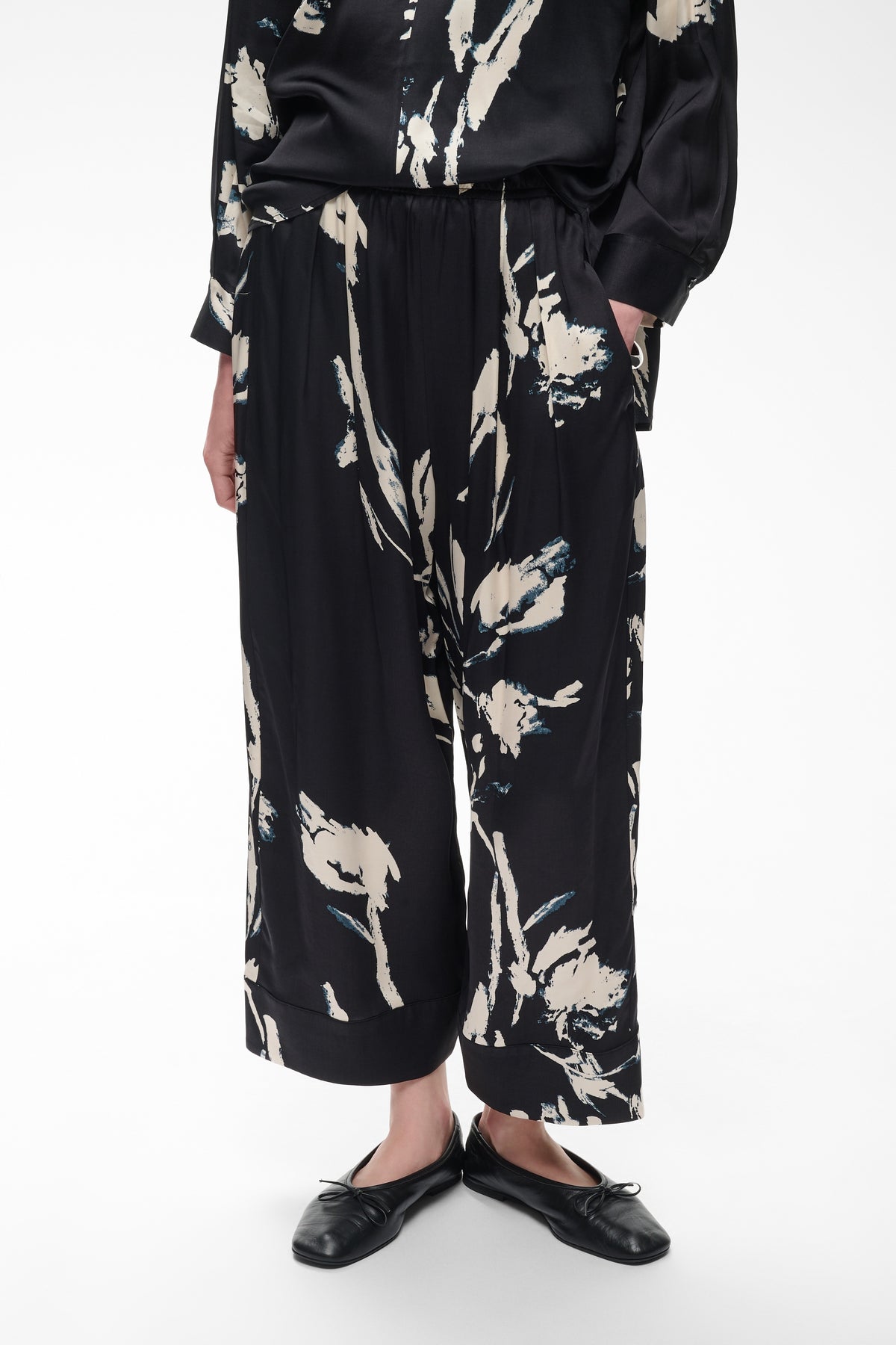 InWear naisten kangashousut MeadowIW, Black Painted Flower