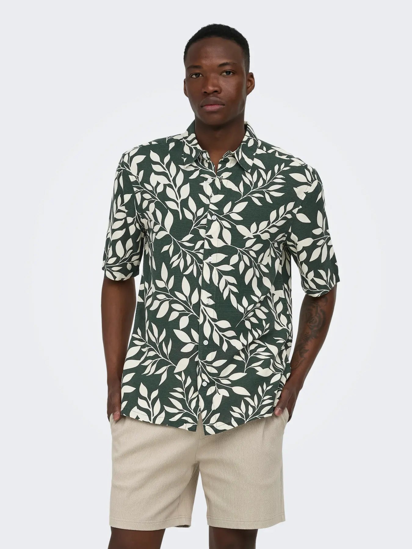 Only and Sons miesten kauluspaita Onsharvi Life SS Aop Shirt, Darkest Spruce Gardenia