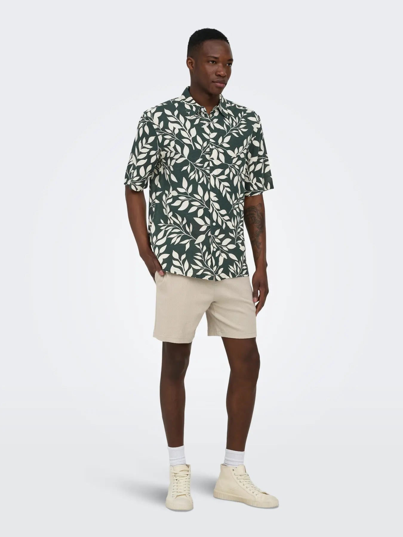 Only and Sons miesten kauluspaita Onsharvi Life SS Aop Shirt, Darkest Spruce Gardenia