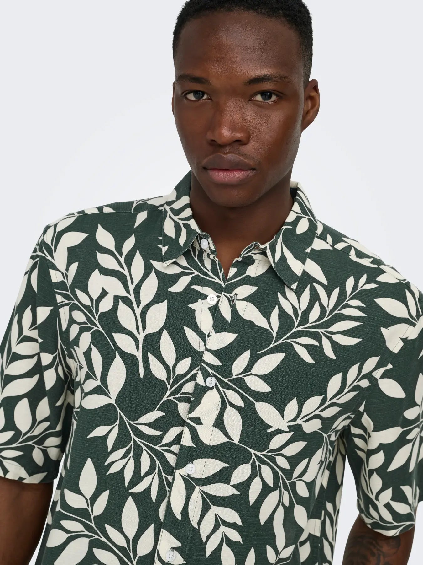 Only and Sons miesten kauluspaita Onsharvi Life SS Aop Shirt, Darkest Spruce Gardenia