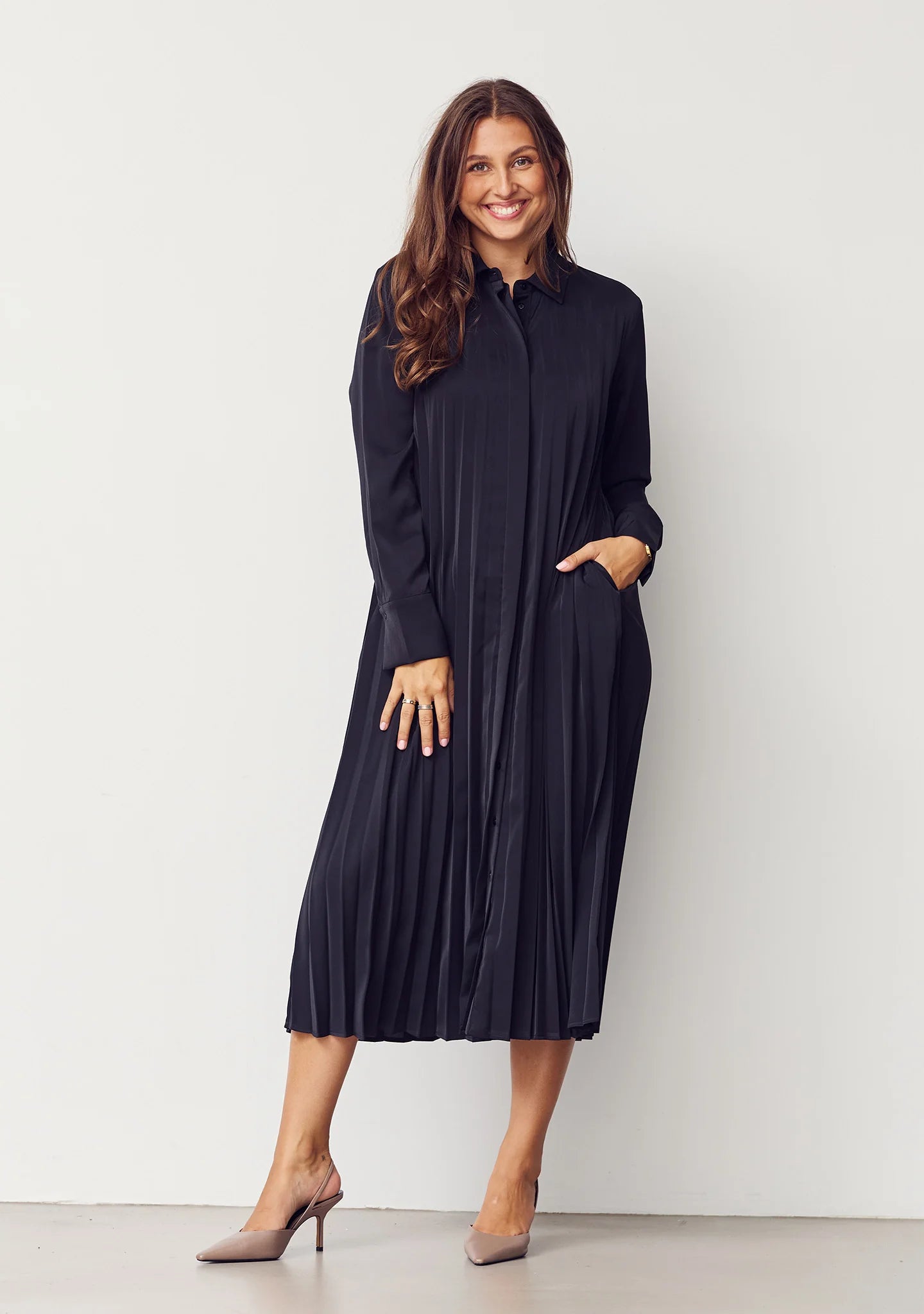 FRIDA PLEAT DRESS MUSTA