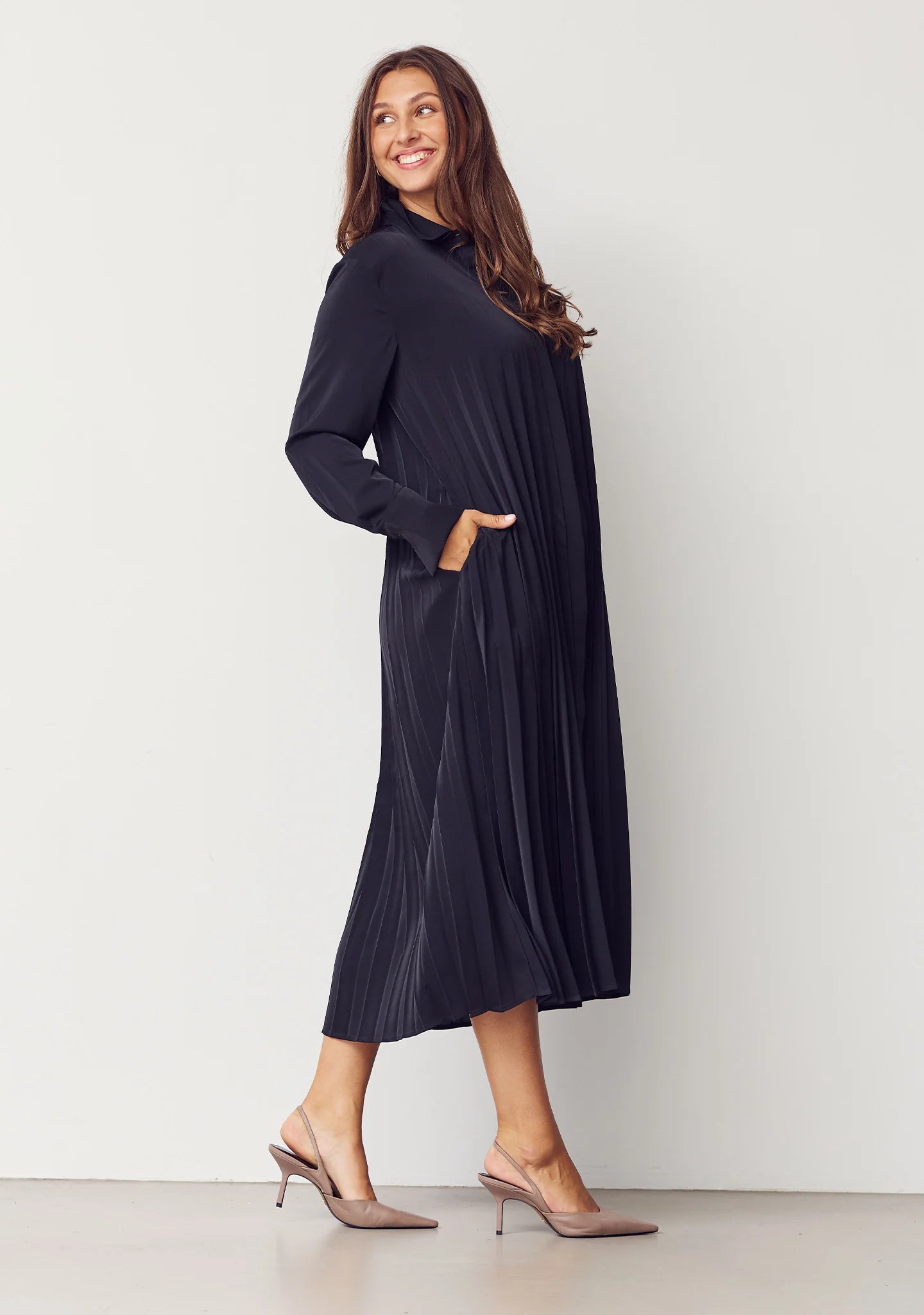 FRIDA PLEAT DRESS MUSTA