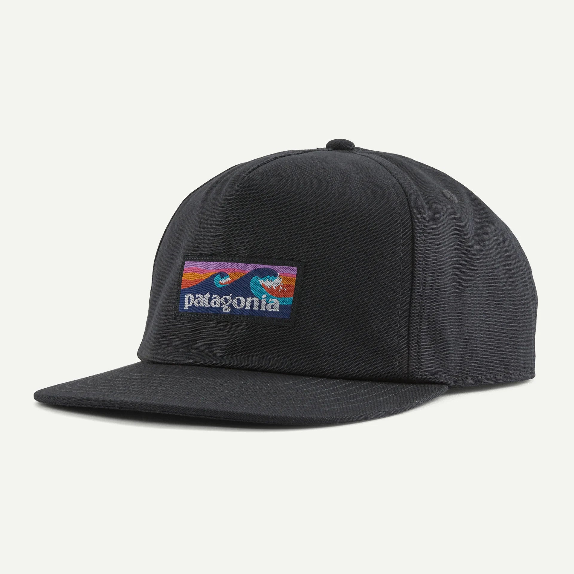 Patagonia miesten lippis Boardshort Label Funfarer Cap, musta, suora lippa, mustaa kestävää kangasta ja värillinen painatus edessä, jossa logo ja aaltoaihe.