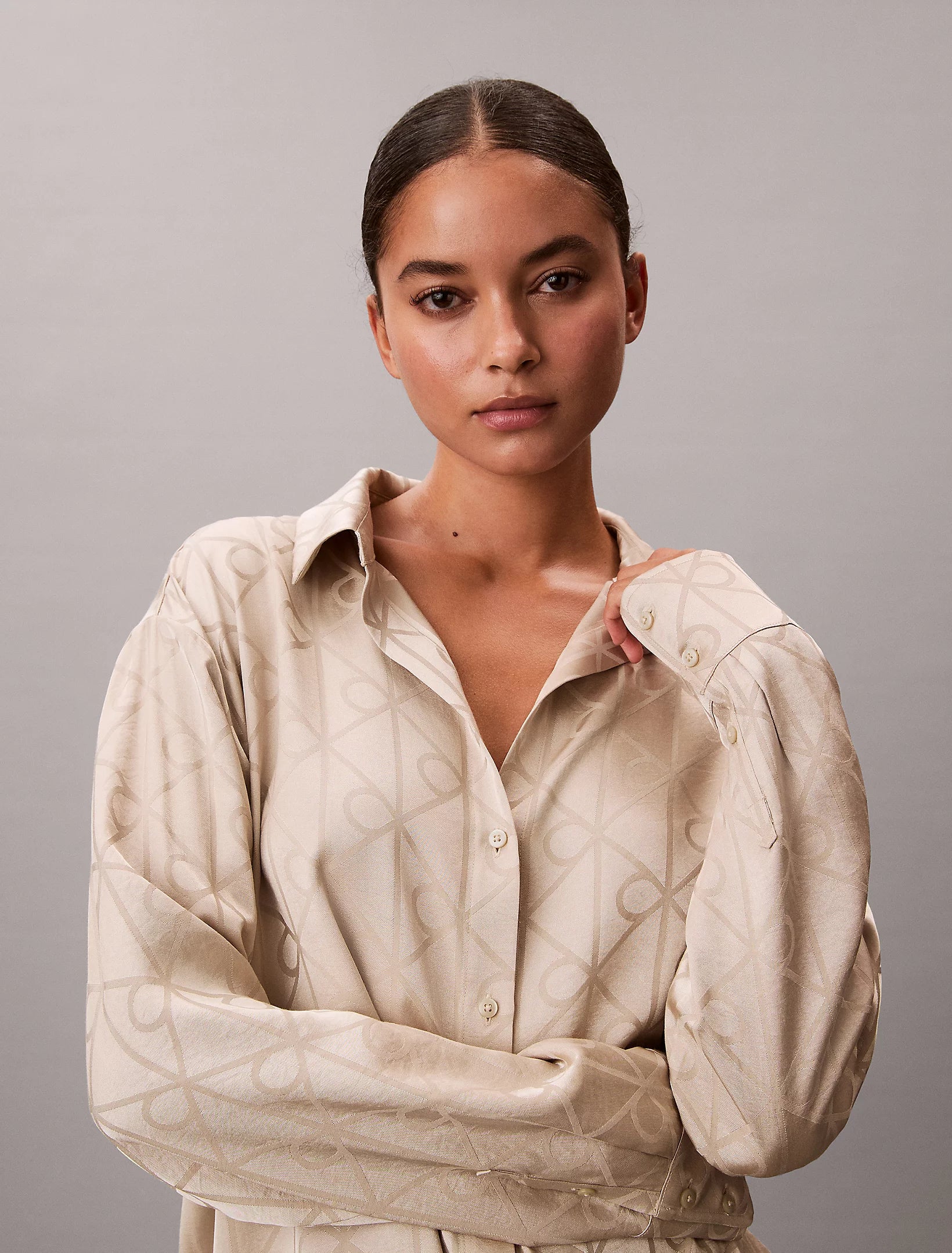 Calvin Klein naisten pyjamasetti K-SATIN AOP SET, vaalea beige