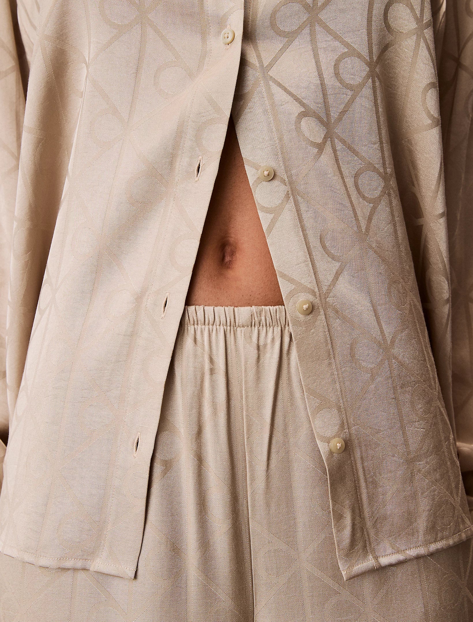 Calvin Klein naisten pyjamasetti K-SATIN AOP SET, vaalea beige