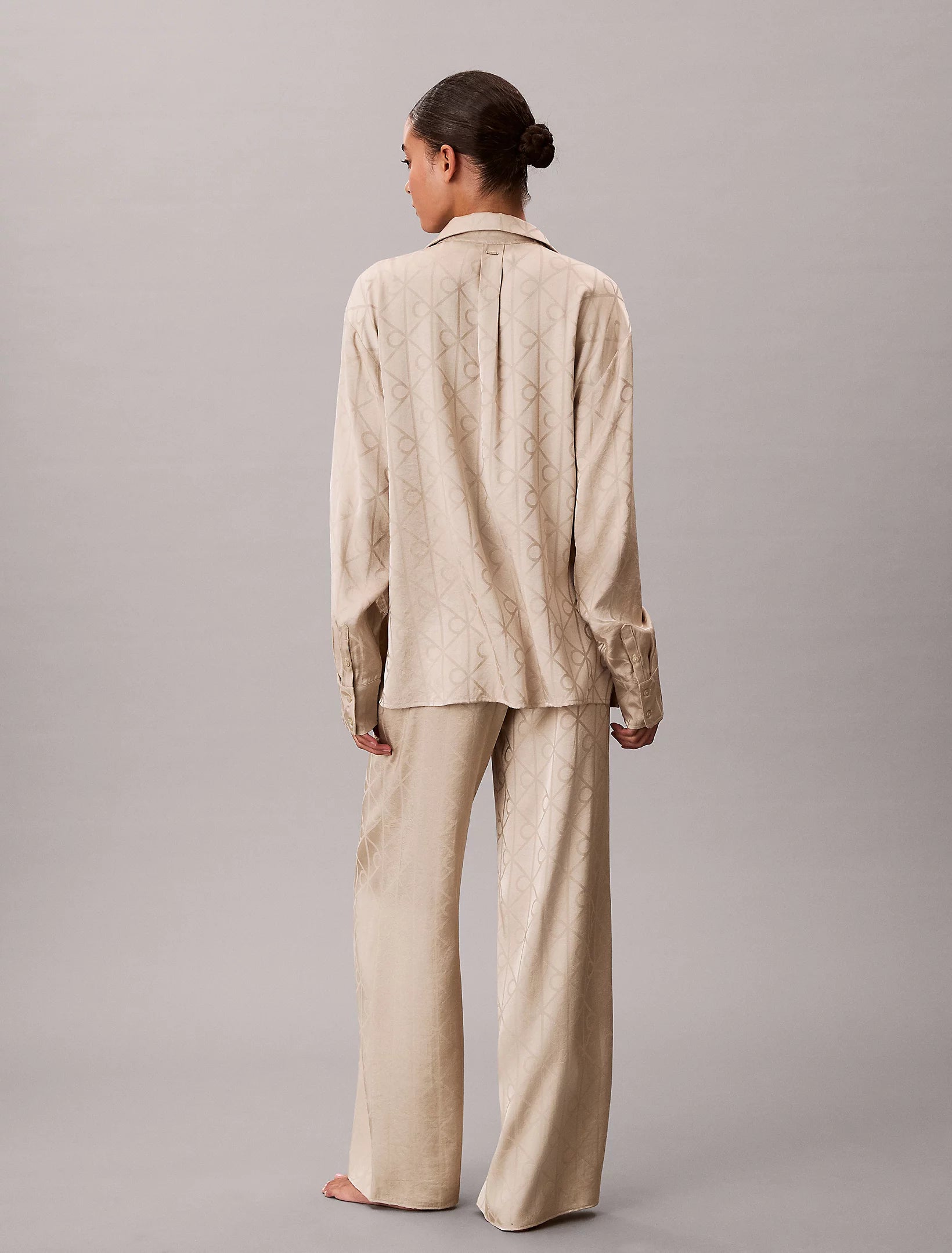 Calvin Klein naisten pyjamasetti K-SATIN AOP SET, vaalea beige