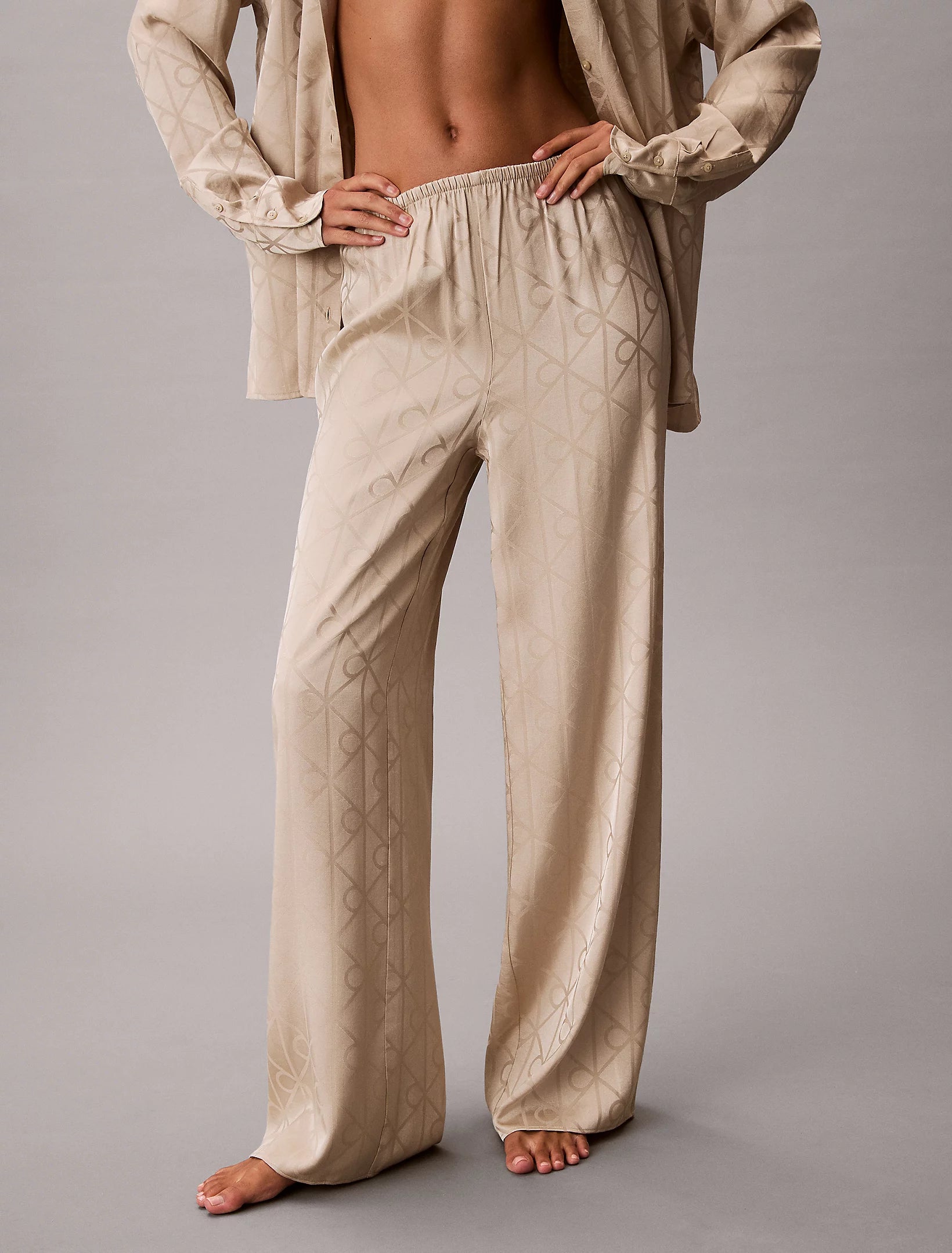 Calvin Klein naisten pyjamasetti K-SATIN AOP SET, vaalea beige